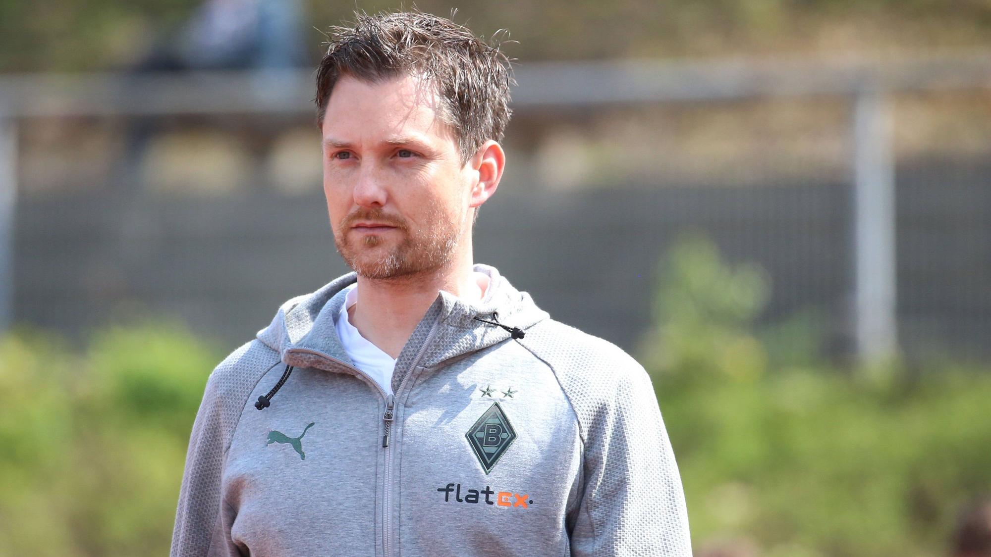 Nachwuchs-Chef Mirko Sandmöller von Borussia Mönchengladbach, hier zu sehen am 23. April 2022 im Rheydter Grenzlandstadion, droht der Abgang eines Talentes. Er schaut nach vorne, er trägt eine graue Trainingsjacke.