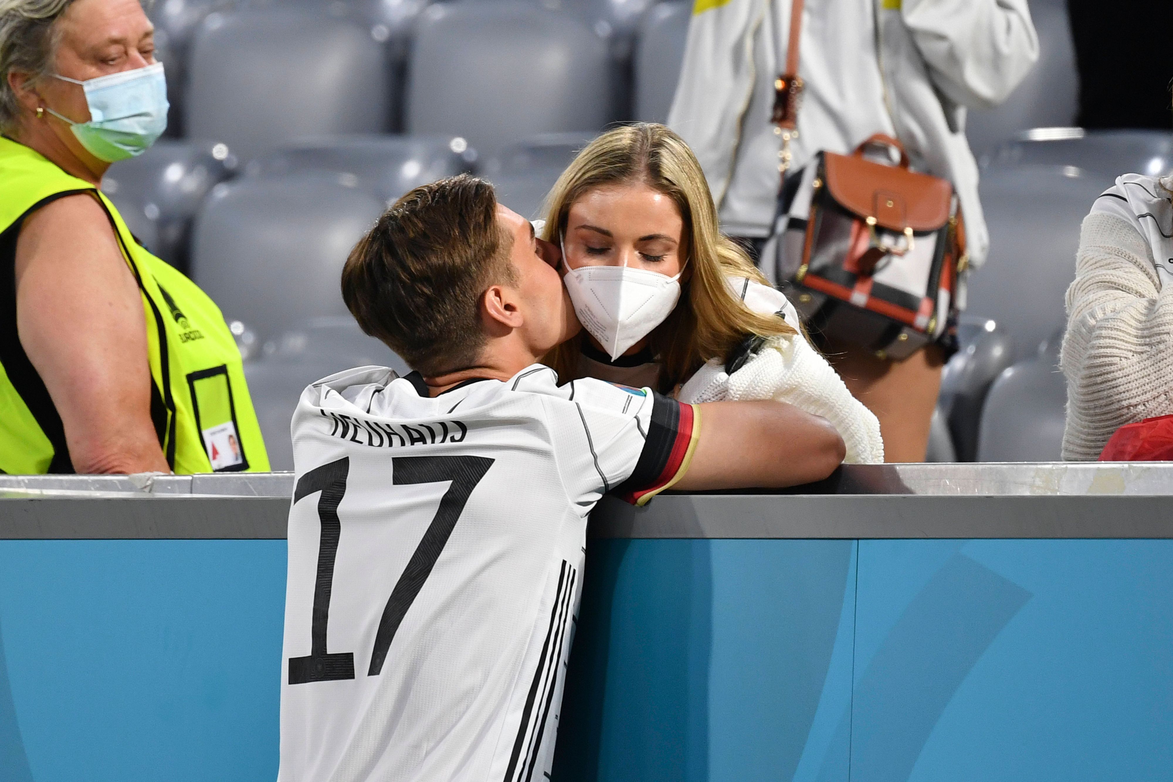 Florian Neuhaus von Borussia Mönchengladbach küsst seine Freundin Aline Restle nachdem Spiel der deutschen Nationalmannschaft gegen Frankreich am 11. Juni 2021 in München.