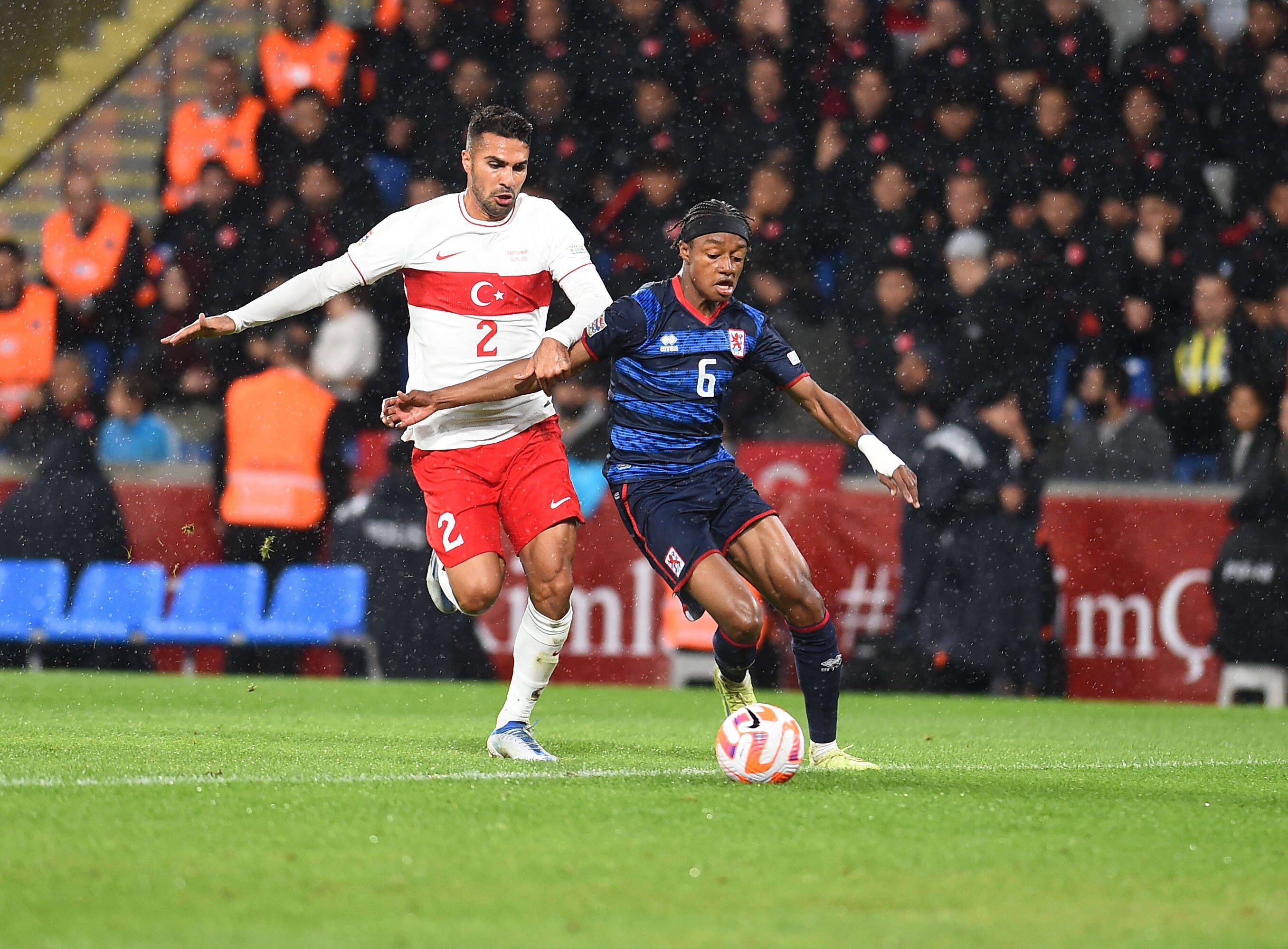Yvandro Borges Sanches von Borussia Mönchengladbach (r.) beim Länderspiel mit der luxemburgischen Nationalmannschaft mit der Türkei im Duell mit Zeki Celik (r.).