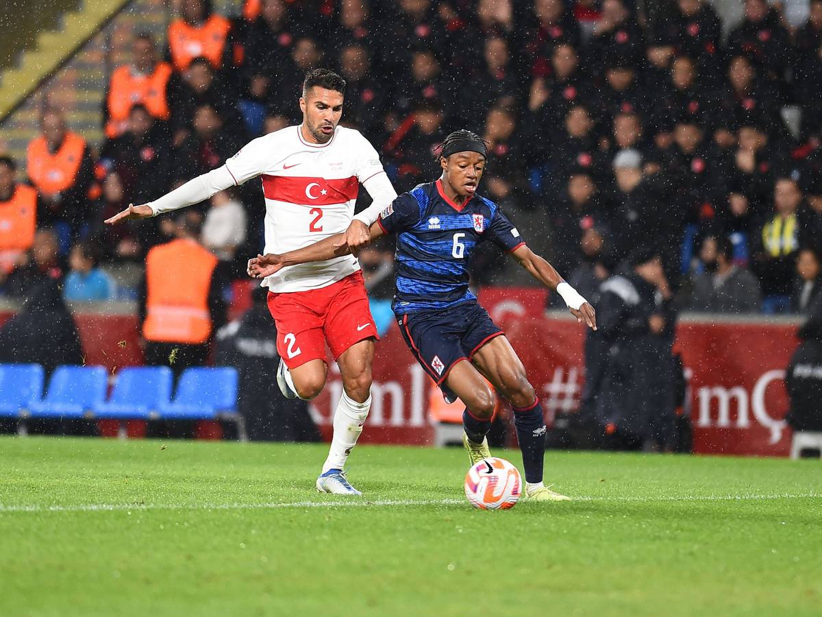 Yvandro Borges Sanches von Borussia Mönchengladbach (r.) beim Länderspiel mit der luxemburgischen Nationalmannschaft mit der Türkei im Duell mit Zeki Celik (r.).
