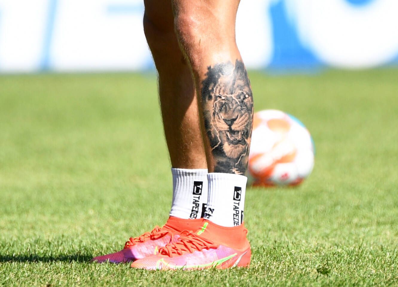 Luca Netz hat einen riesigen Löwen-Kopf auf seiner linken Wade tätowiert. Das Foto zeigt seine Beine am 6. Juli 2021 noch beim Training mit Hertha BSC.