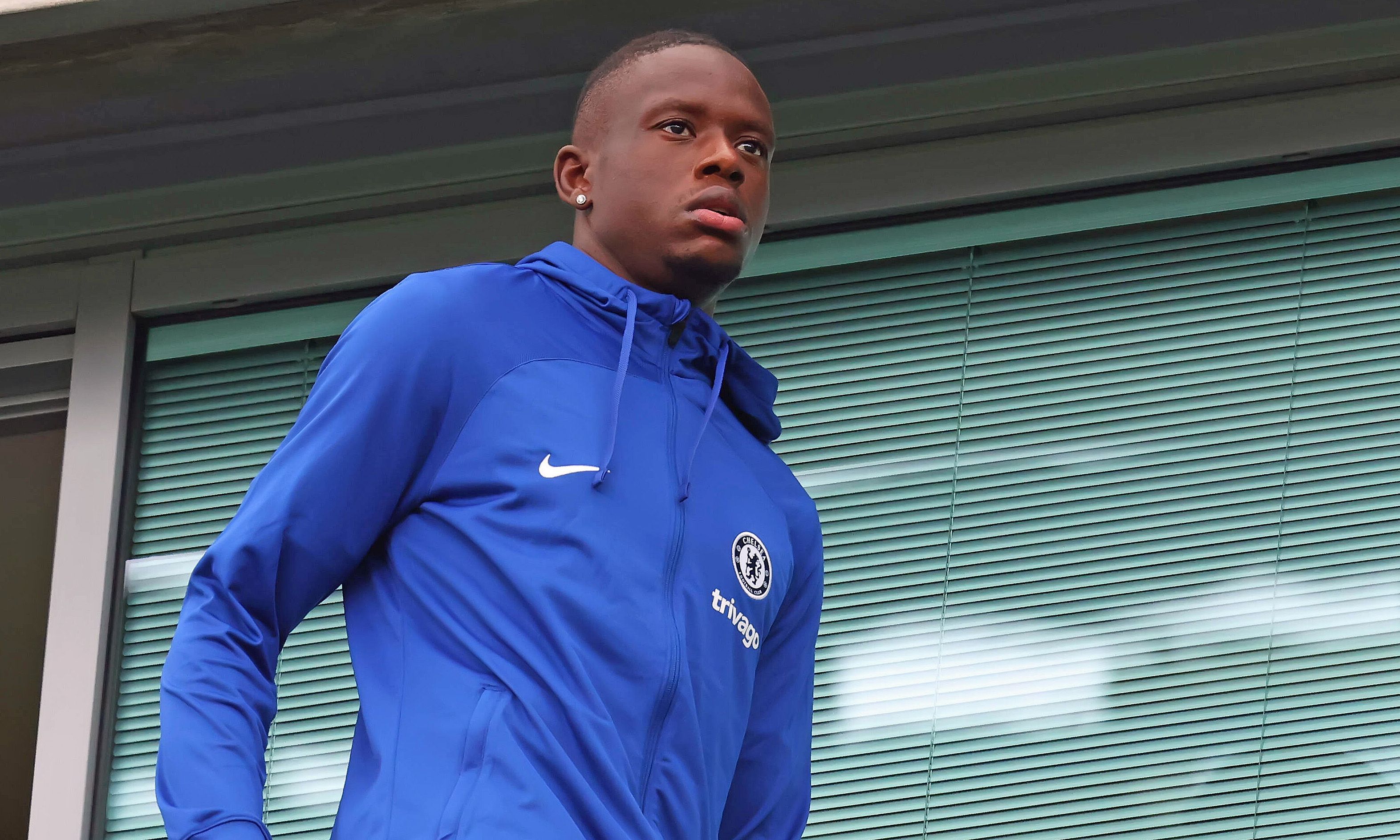 Ex-Gladbach-Profi Denis Zakaria auf der Tribüne der Stamford Bridge. Seit seinem Wechsel zum FC Chelsea ist er noch nicht einmal zum Einsatz gekommen. Auf diesem Foto ist der Schweizer Nationalspieler am 3. September 2022 zu sehen.