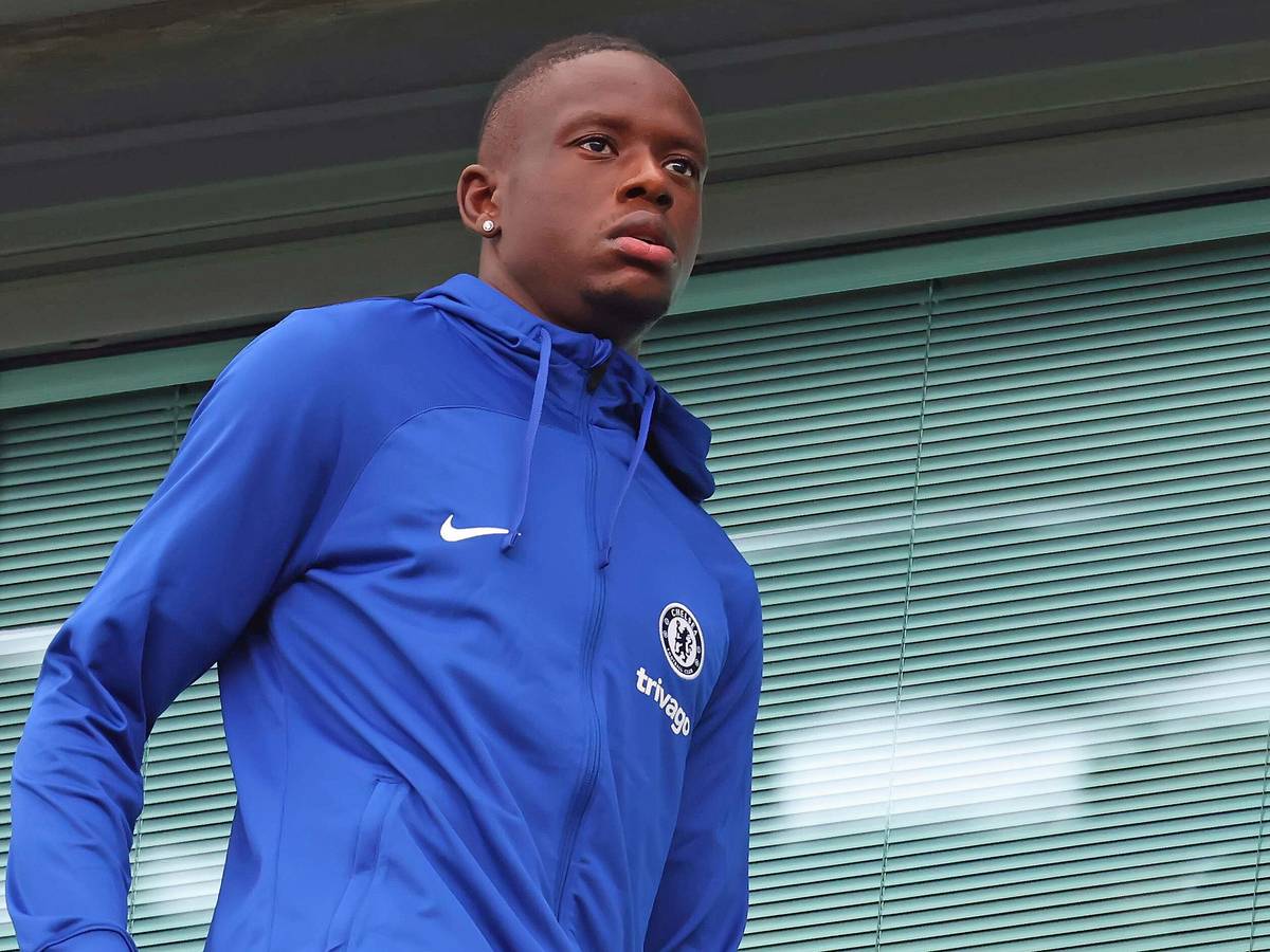Denis Zakaria, ehemaliger Spieler von Fußball-Bundesligist, steht derzeit bei Chelsea London in der Premier League unter Vertrag. Auf diesem Foto ist der Schweizer am 3. September 2022 an der Stamford Bridge zu sehen. Zakaria trägt eine blaue Trainingsjacke.