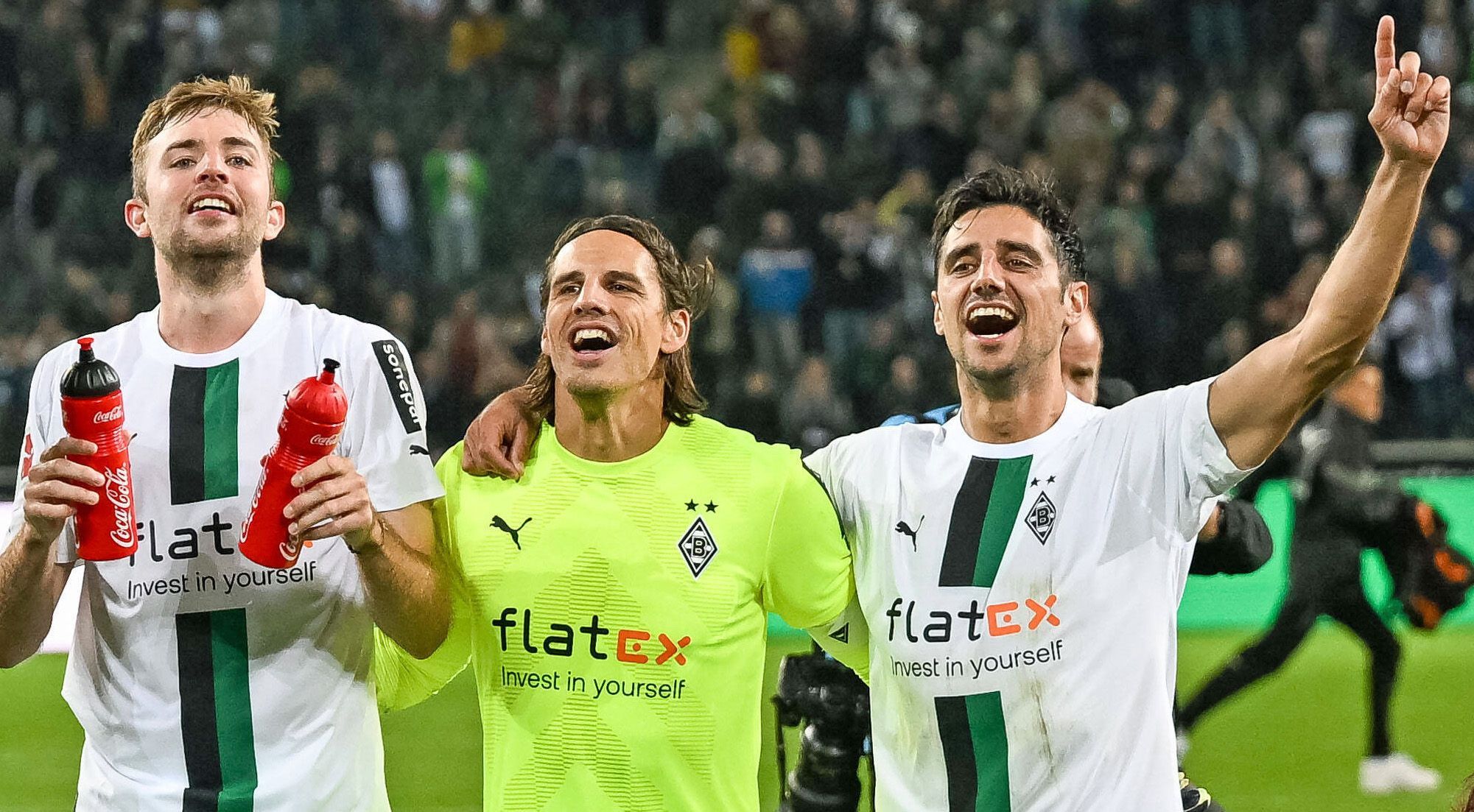 Yann Sommer (M.), Christoph Kramer (l.) und Lars Stindl (r.) jubeln vor den Fans in der Nordkurve im Borussia-Park. Dieses Foto zeigt die Gladbach-Profis am 17. September 2022. Kramer hält zwei Getränkeflaschen in seinen Händen.