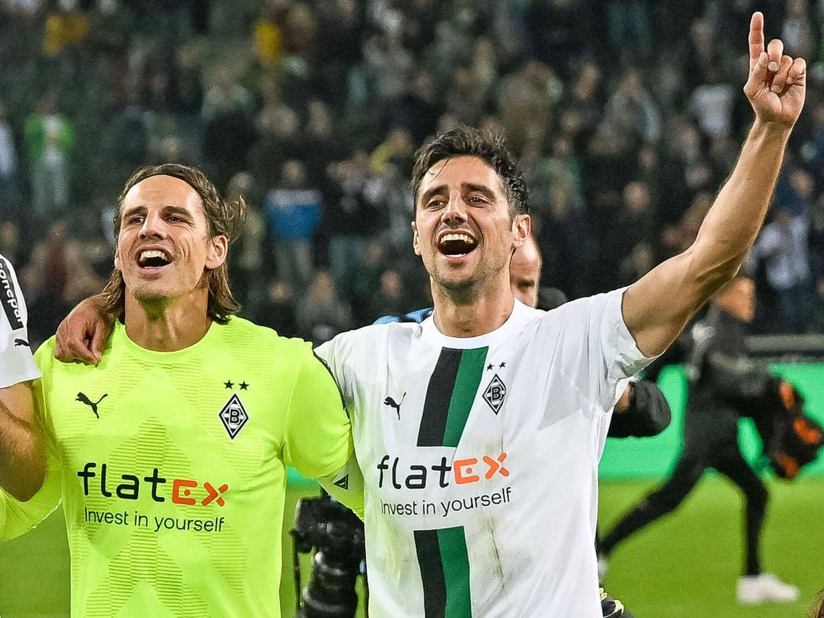 Yann Sommer (M.), Christoph Kramer (l.) und Lars Stindl (r.) jubeln vor den Fans in der Nordkurve im Borussia-Park. Dieses Foto zeigt die Gladbach-Profis am 17. September 2022. Kramer hält zwei Getränkeflaschen in seinen Händen.