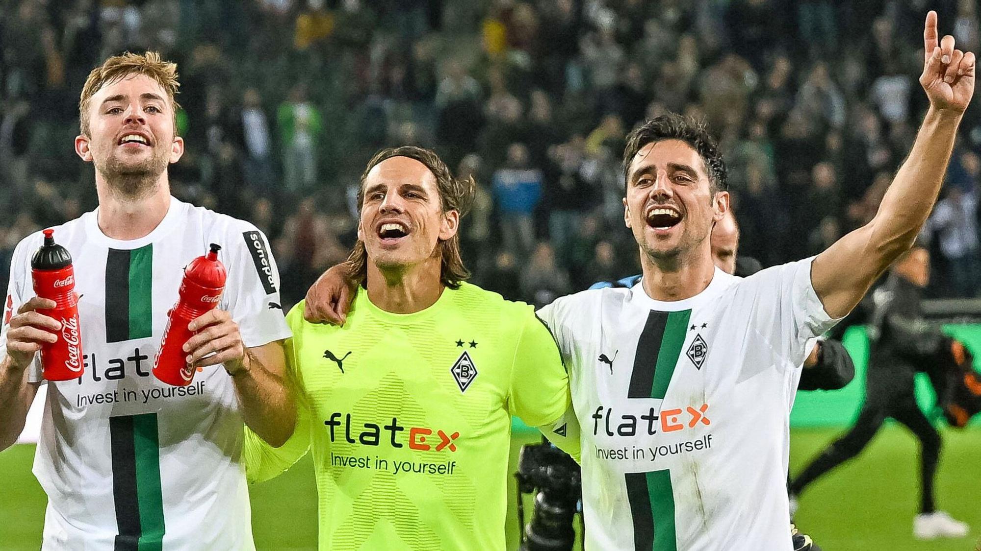 Yann Sommer (M.), Christoph Kramer (l.) und Lars Stindl (r.) jubeln vor den Fans in der Nordkurve im Borussia-Park. Dieses Foto zeigt die Gladbach-Profis am 17. September 2022. Kramer hält zwei Getränkeflaschen in seinen Händen.