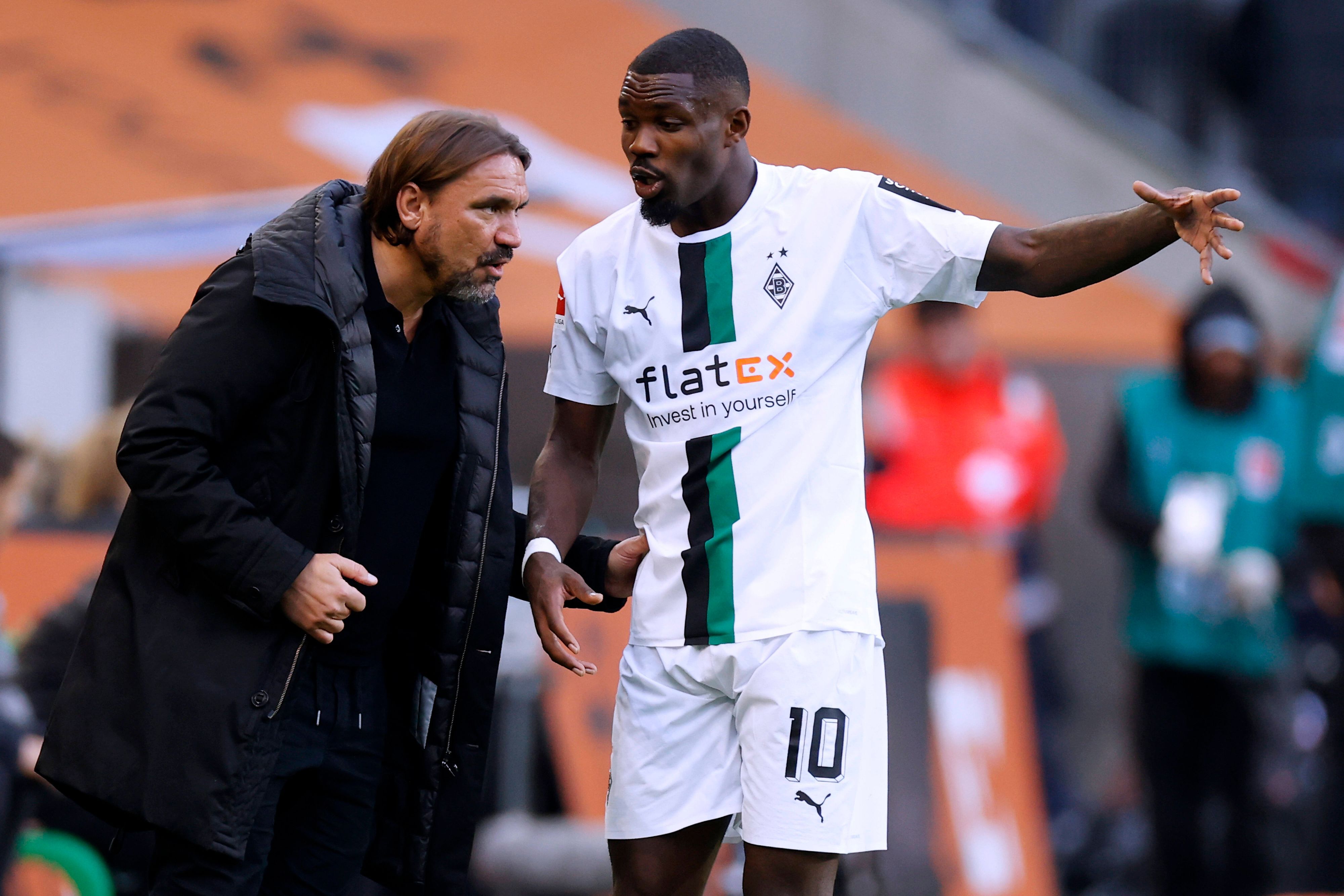 Trainer Daniel Farke von Borussia Mönchengladbach gibt Marcus Thuram am Spielfeldrand Anweisungen. Das Foto stammt vom Heimspiel gegen RB Leipzig am 17. September 2022.