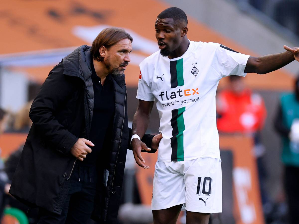 Trainer Daniel Farke von Borussia Mönchengladbach gibt Marcus Thuram am Spielfeldrand Anweisungen. Das Foto stammt vom Heimspiel gegen RB Leipzig am 17. September 2022.