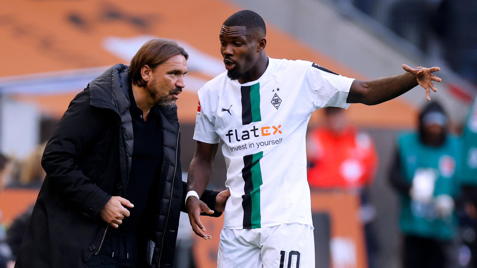 Trainer Daniel Farke von Borussia Mönchengladbach gibt Marcus Thuram am Spielfeldrand Anweisungen. Das Foto stammt vom Heimspiel gegen RB Leipzig am 17. September 2022.