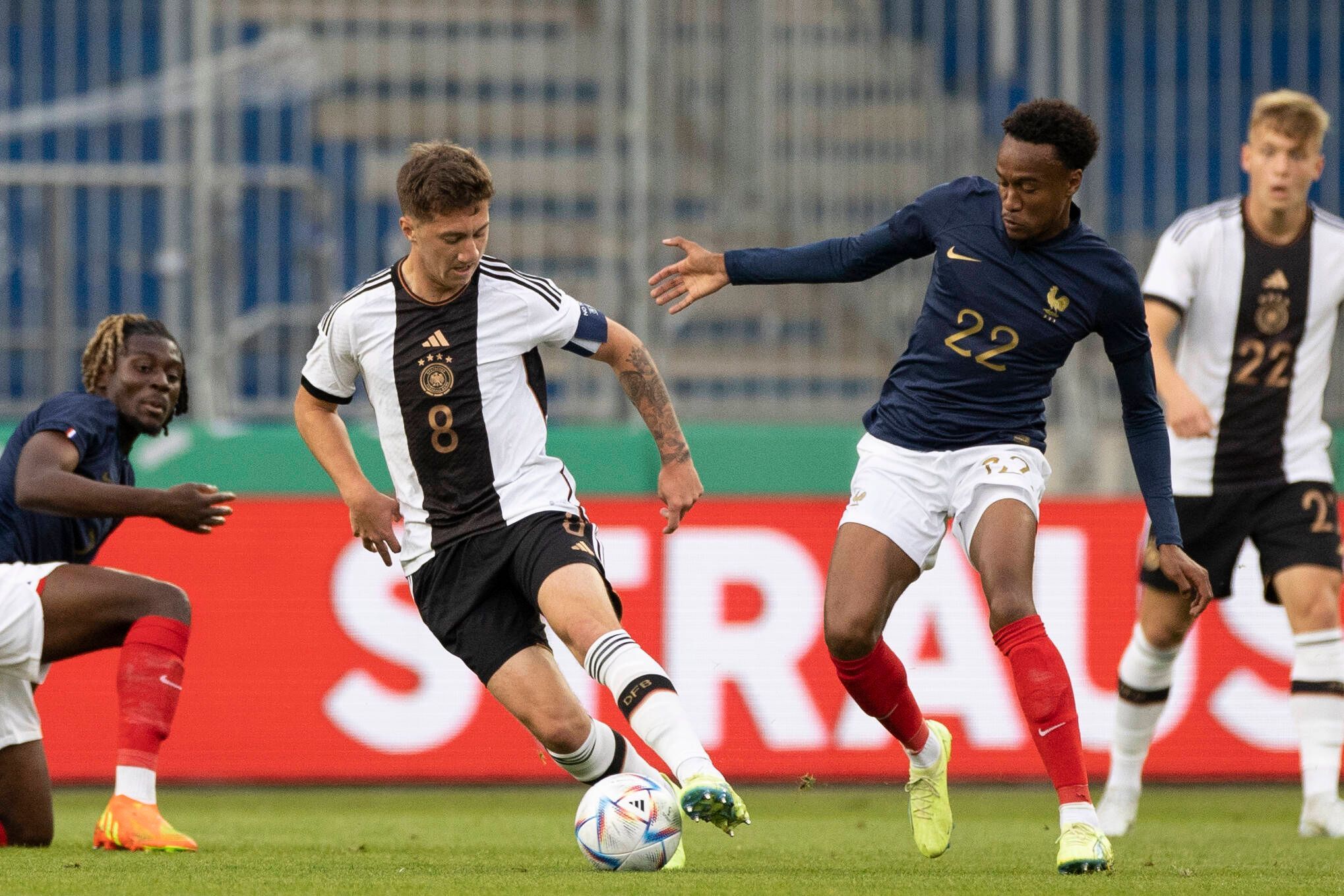Angelo Stiller schirmt den Ball vor Nathan Ngoumou (Frankreich) ab.