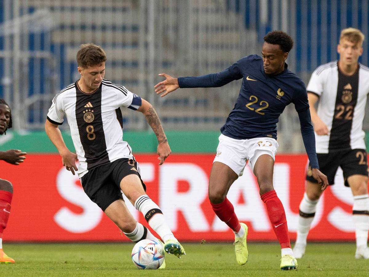 Angelo Stiller schirmt den Ball vor Nathan Ngoumou (Frankreich) ab.