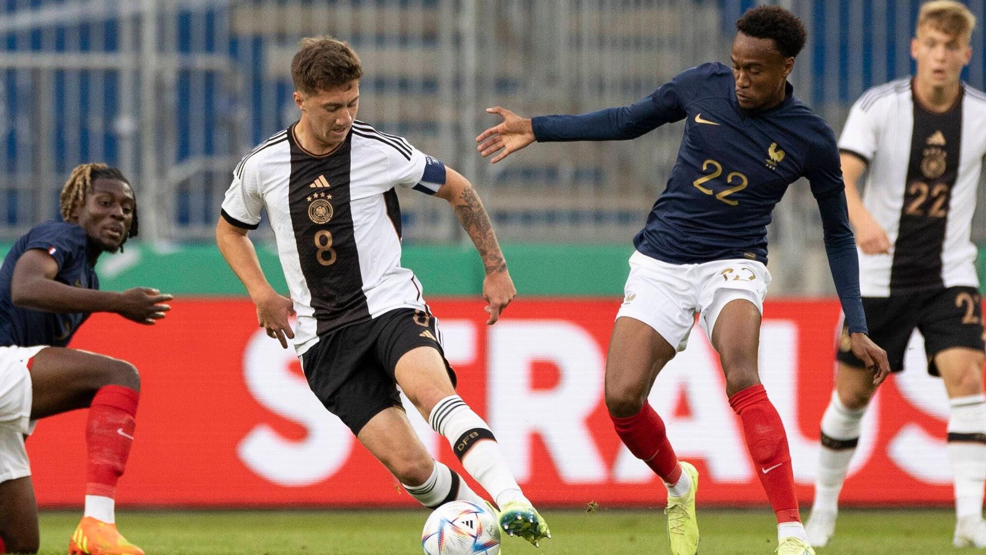 Angelo Stiller schirmt den Ball vor Nathan Ngoumou (Frankreich) ab.