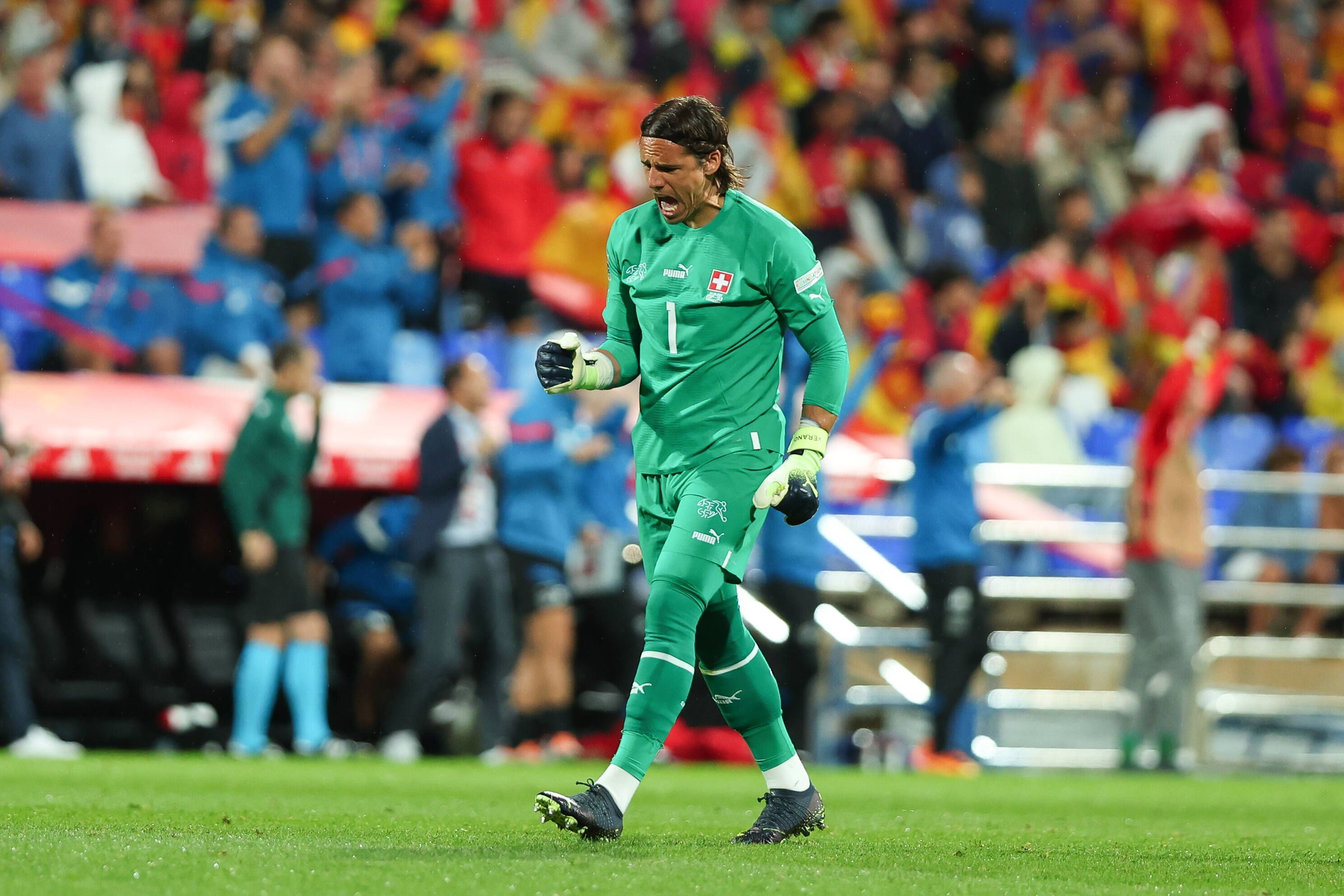 Torwart Yann Sommer von Borussia Mönchengladbach freut sich am 24. September 2022 über ein Tor der Schweizer Nationalmannschaft im Nations-League-Spiel in Spanien. Sommer ballt die rechte Faust und schreit seine Freude heraus.
