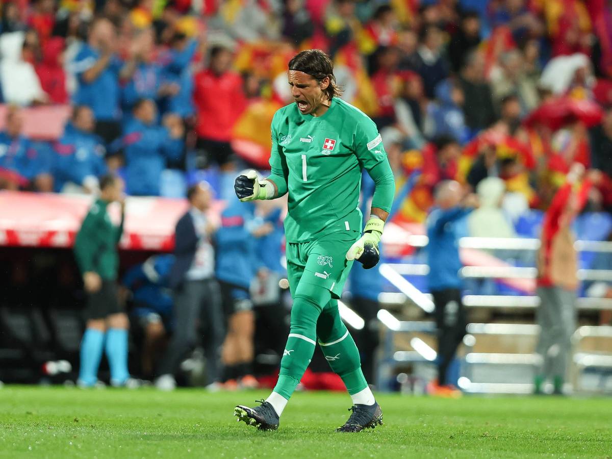Torwart Yann Sommer von Borussia Mönchengladbach freut sich am 24. September 2022 über ein Tor der Schweizer Nationalmannschaft im Nations-League-Spiel in Spanien. Sommer ballt die rechte Faust und schreit seine Freude heraus.