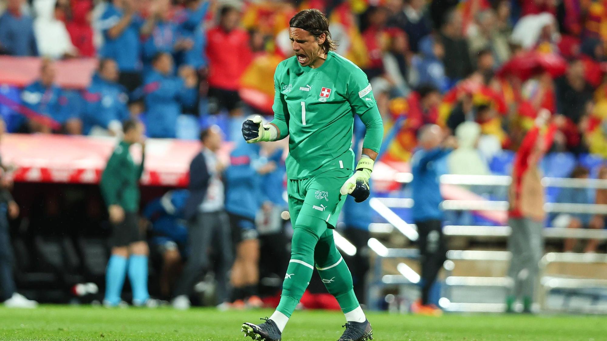 Torwart Yann Sommer von Borussia Mönchengladbach freut sich am 24. September 2022 über ein Tor der Schweizer Nationalmannschaft im Nations-League-Spiel in Spanien. Sommer ballt die rechte Faust und schreit seine Freude heraus.