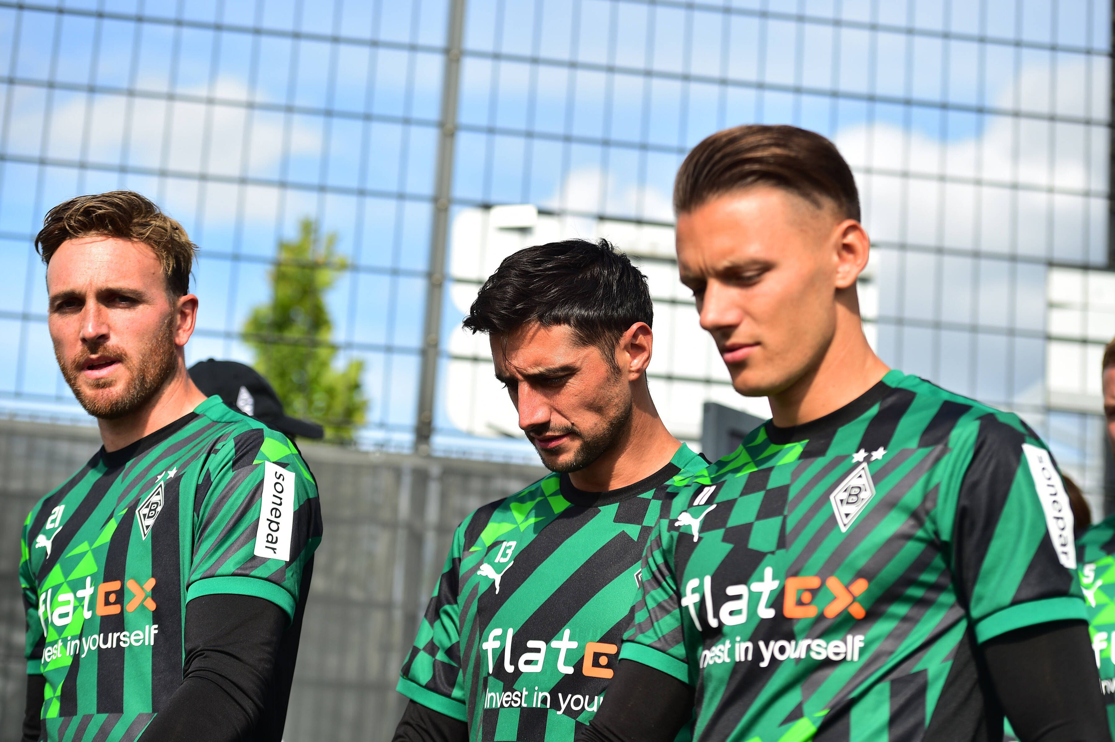 Hannes Wolf (r.) am 07. September 2022 auf dem Weg zum Training von Borussia Mönchengladbach. Neben ihm sind Lars Stindl (M.) und Tobias Sippel (l.).