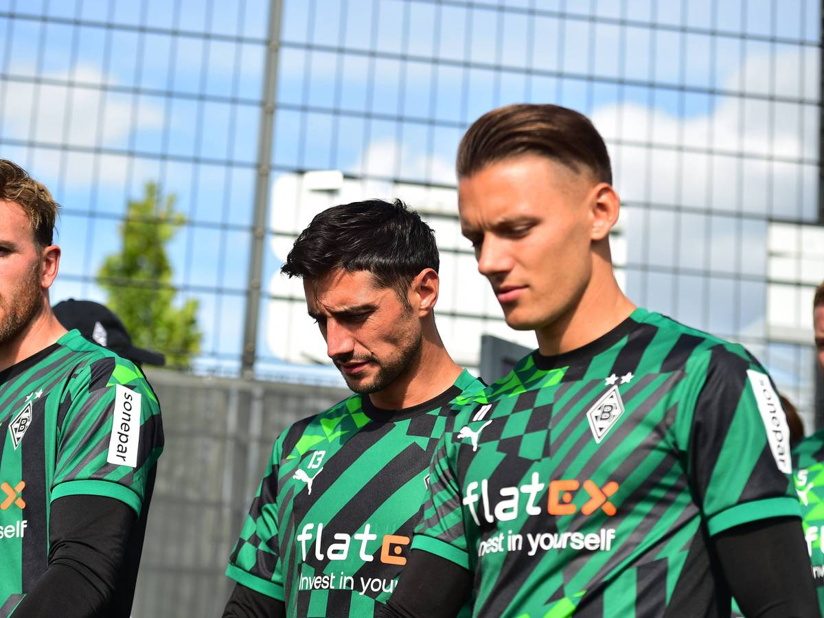 Hannes Wolf (r.) am 07. September 2022 auf dem Weg zum Training von Borussia Mönchengladbach. Neben ihm sind Lars Stindl (M.) und Tobias Sippel (l.).