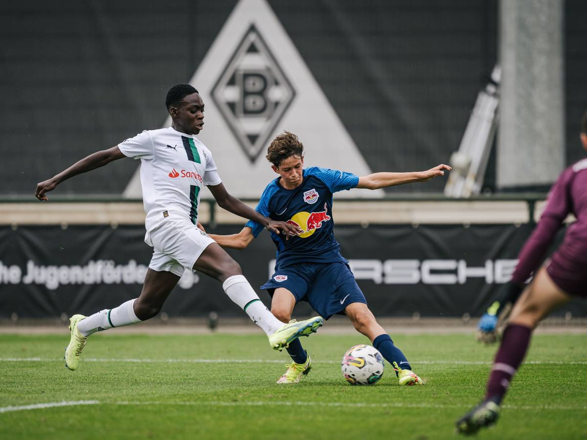 Die U15 von Borussia Mönchengladbach hat den „Porsche Fußball Cup“ 2022 in Mönchengladbach gewonnen. Das Foto stammt vom Vorrundenspiel gegen RB Salzburg am 24. September 2022. Ein Salzburger Angreifer ist im Zweikampf mit einem Gladbacher Verteidiger.