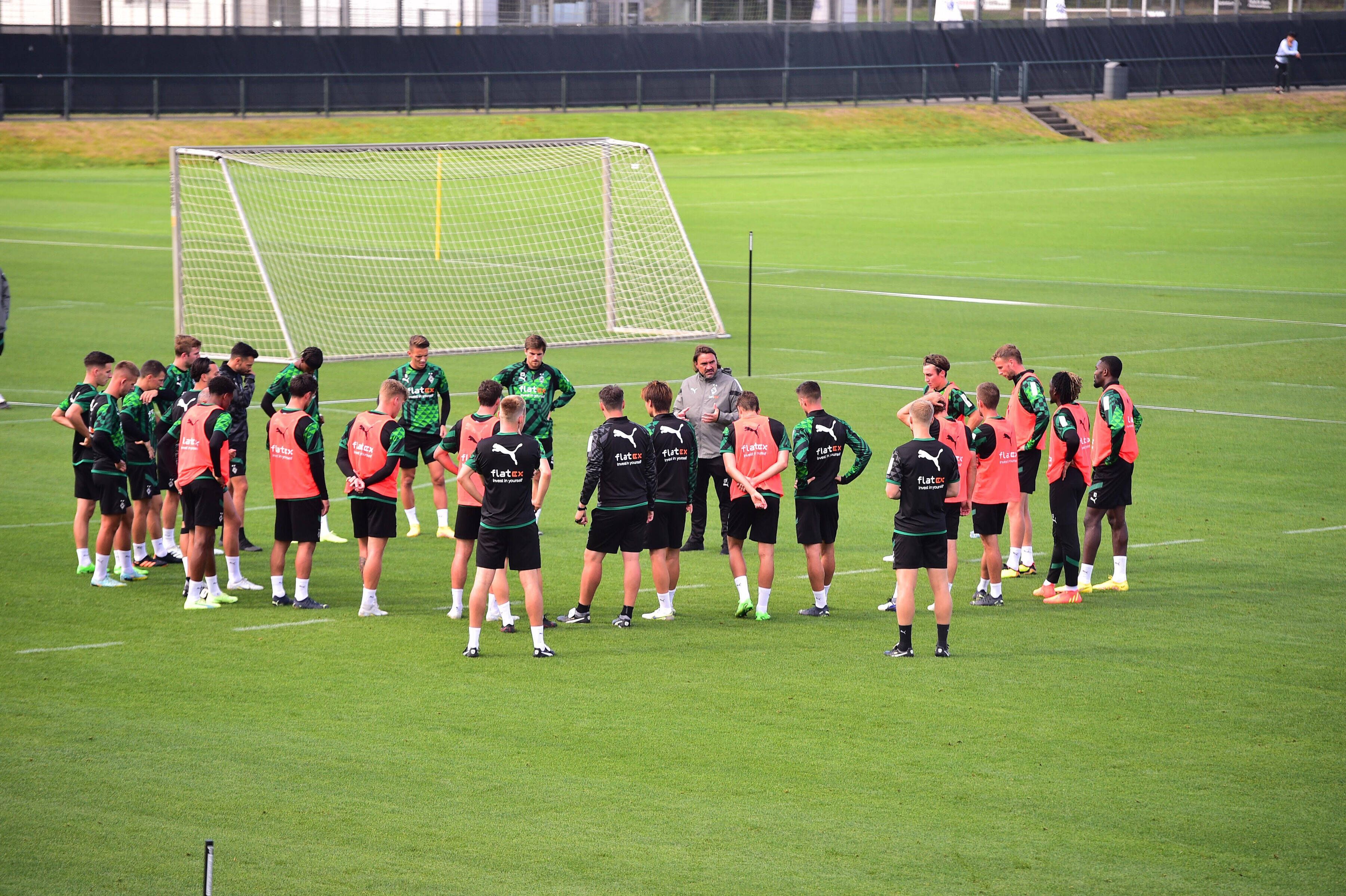 Die Mannschaft von Borussia Mönchengladbach beim Training am 8. September 2022 im Borussia-Park. Trainer Daniel Farke hat das Team in einem Kreis versammelt und spricht zu den Spielern.
