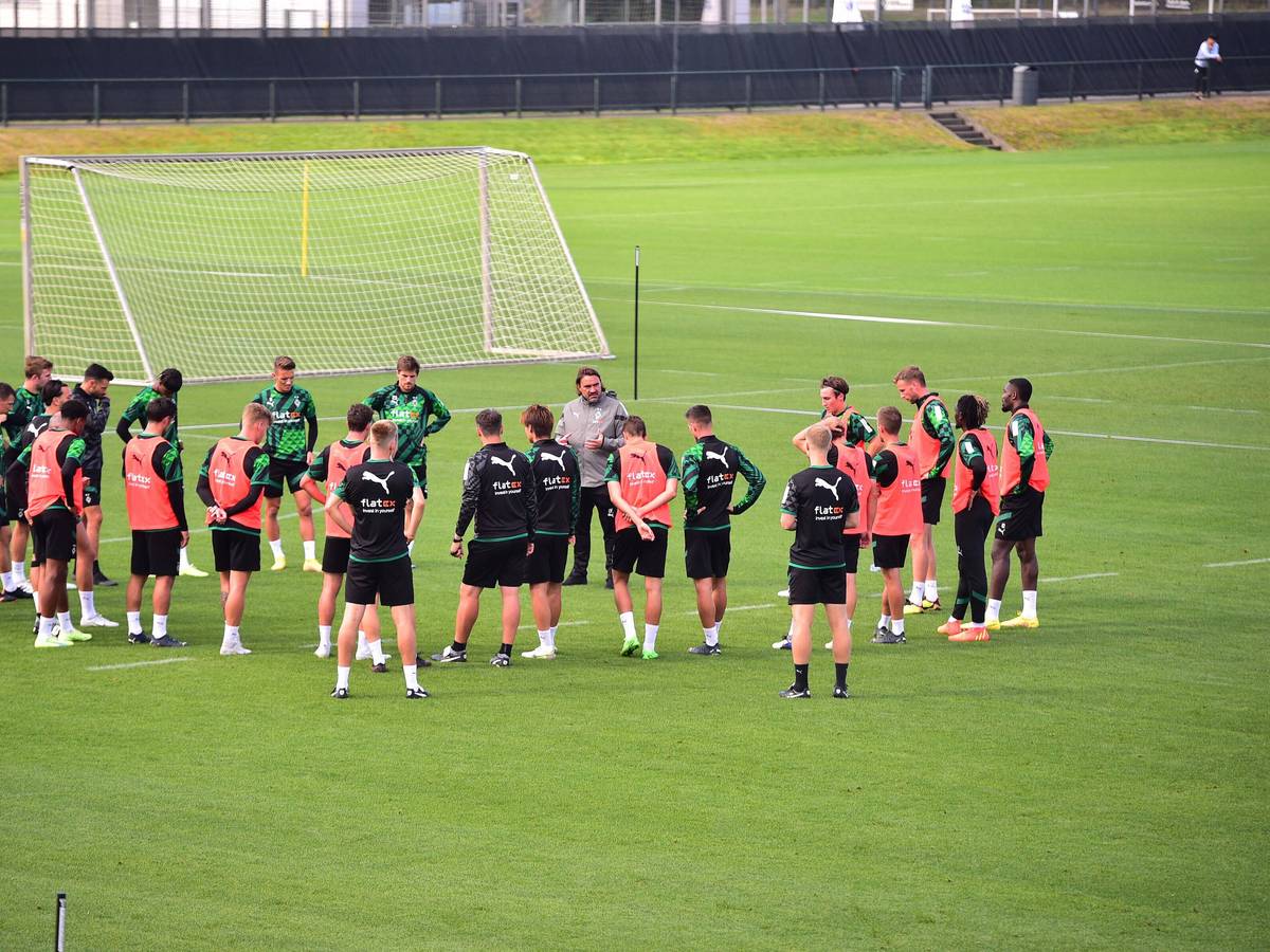 Die Mannschaft von Borussia Mönchengladbach beim Training am 8. September 2022 im Borussia-Park. Trainer Daniel Farke hat das Team in einem Kreis versammelt und spricht zu den Spielern.