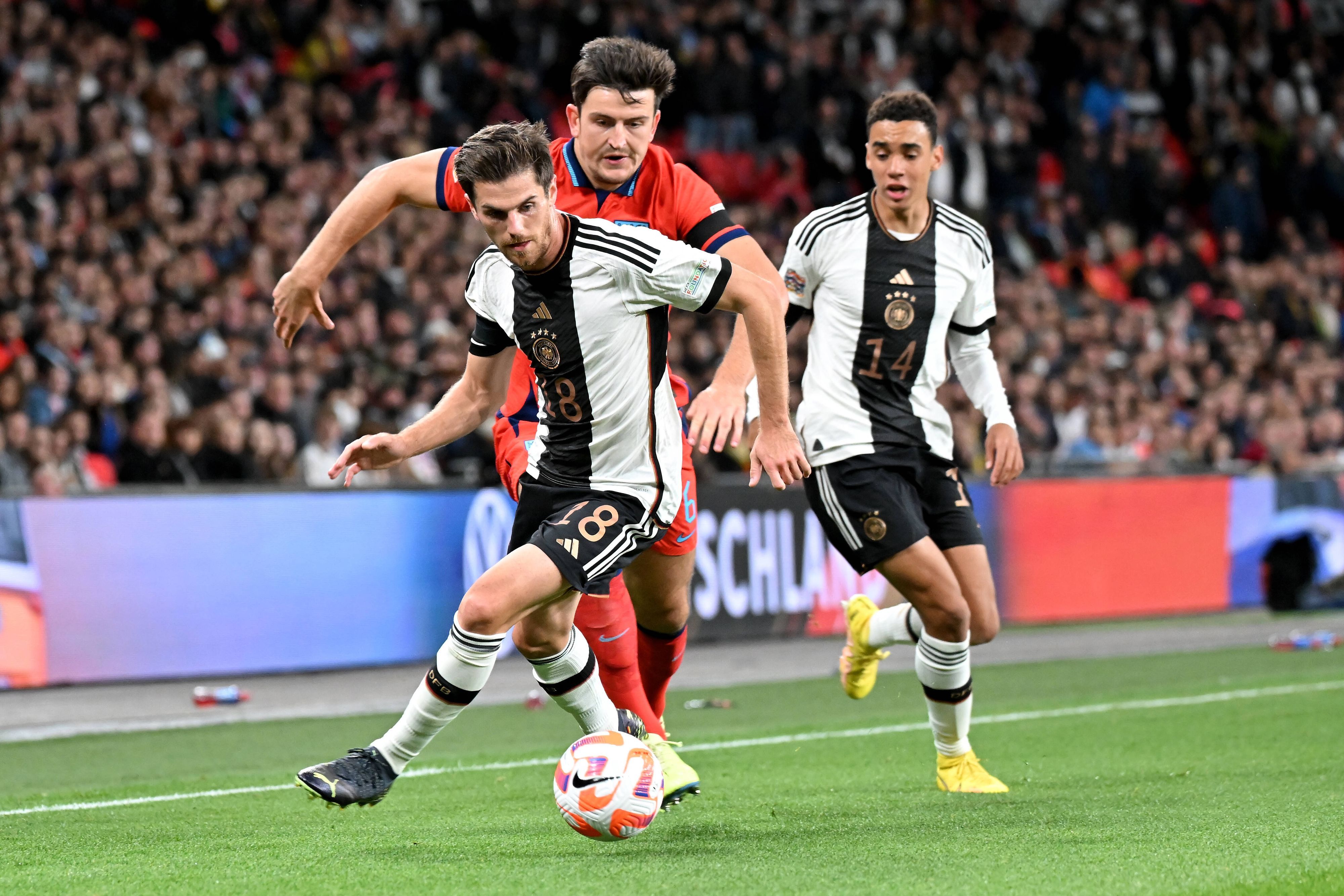 Jonas Hofmann (vorne) von Borussia Mönchengladbach trat am Montagabend (26. September 2022) mit der deutschen Nationalmannschaft in der Nations League in England an. Das Foto zeigt ihn im Zweikampf mit Harry Maguire. Im Hintergrund ist DFB-Teamkollege Jamal Musiala zu sehen.
