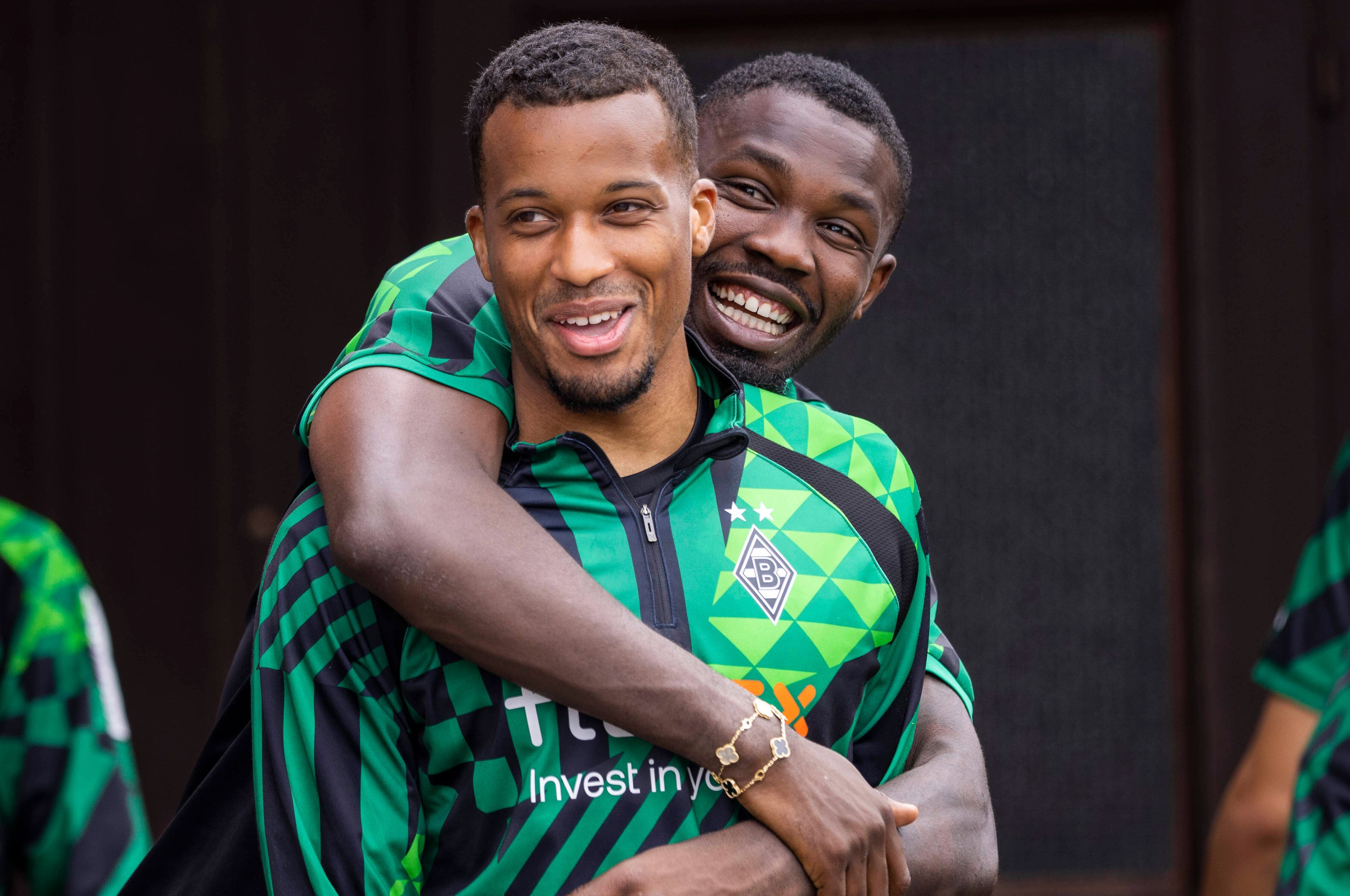 Die Gladbach-Stürmer Alassane Plea (im Vordergrund) und Marcus Thuram, auf diesem Foto am 8. Juli 2022 im Borussia-Trainingslager am bayrischen Tegernsee zu sehen.
