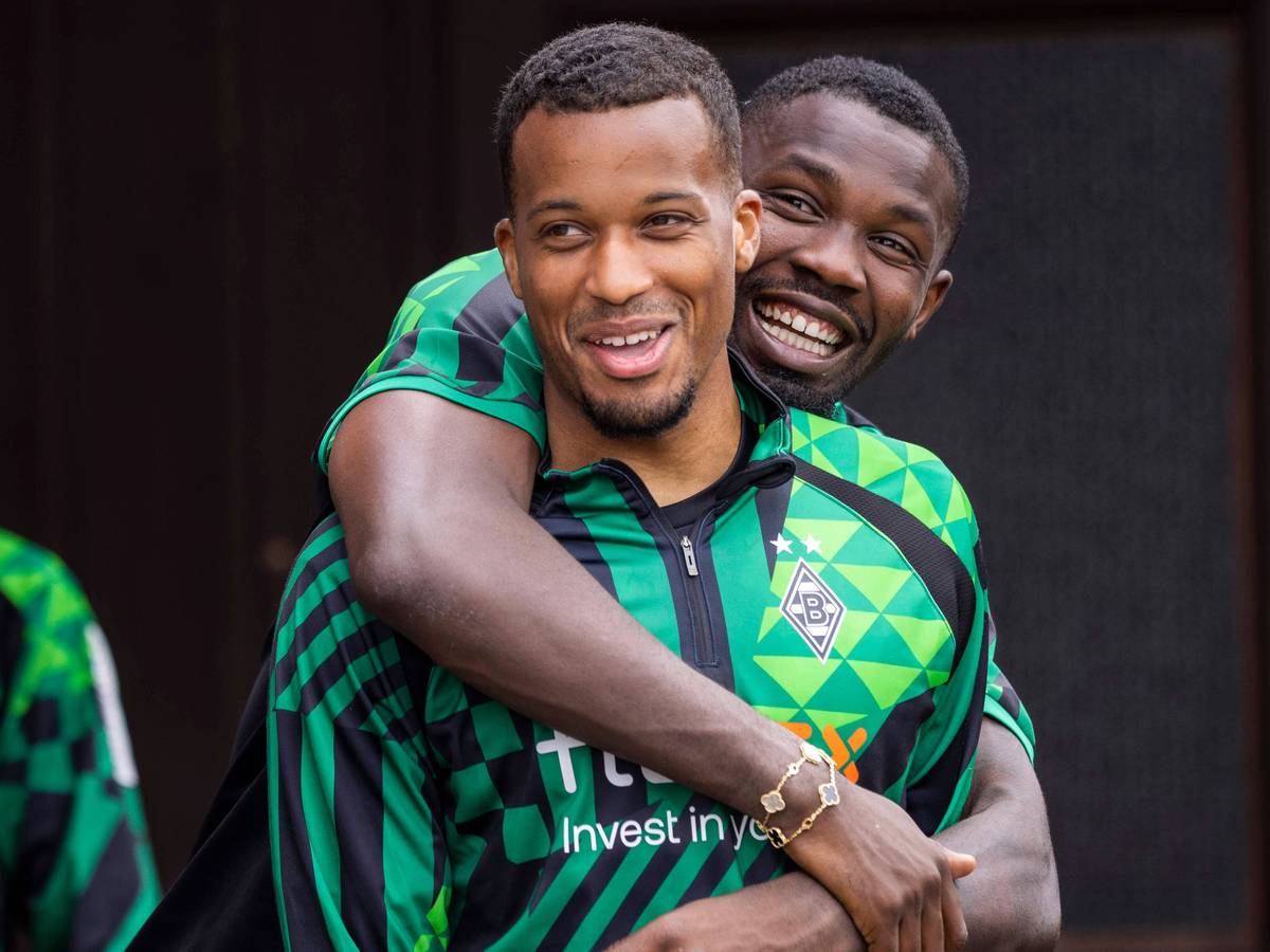 Die Gladbach-Stürmer Alassane Plea (im Vordergrund) und Marcus Thuram, auf diesem Foto am 8. Juli 2022 im Borussia-Trainingslager am bayrischen Tegernsee zu sehen.
