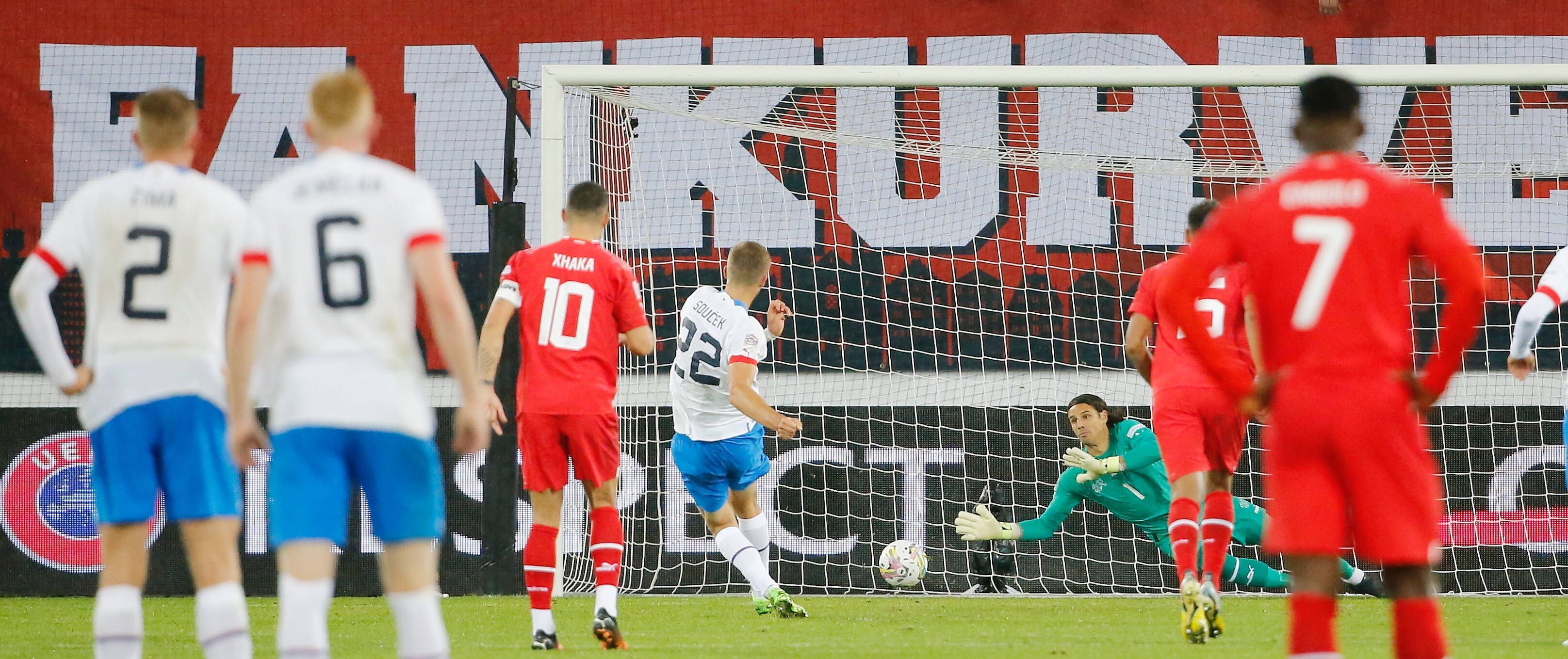 Yann Sommer, Keeper von Borussia Mönchengladbach und der Schweizer-Nationalmannschaft, am 27. September 2022 beim Nations-League-Spiel gegen Tschechien in St. Gallen beim Vereiteln des Elfmeters von Tomas Soucek.