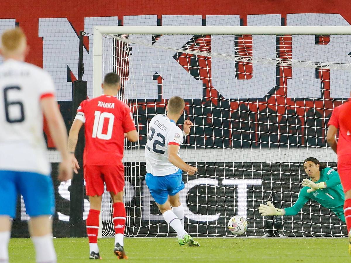 Yann Sommer, Keeper von Borussia Mönchengladbach und der Schweizer-Nationalmannschaft, am 27. September 2022 beim Nations-League-Spiel gegen Tschechien in St. Gallen beim Vereiteln des Elfmeters von Tomas Soucek.