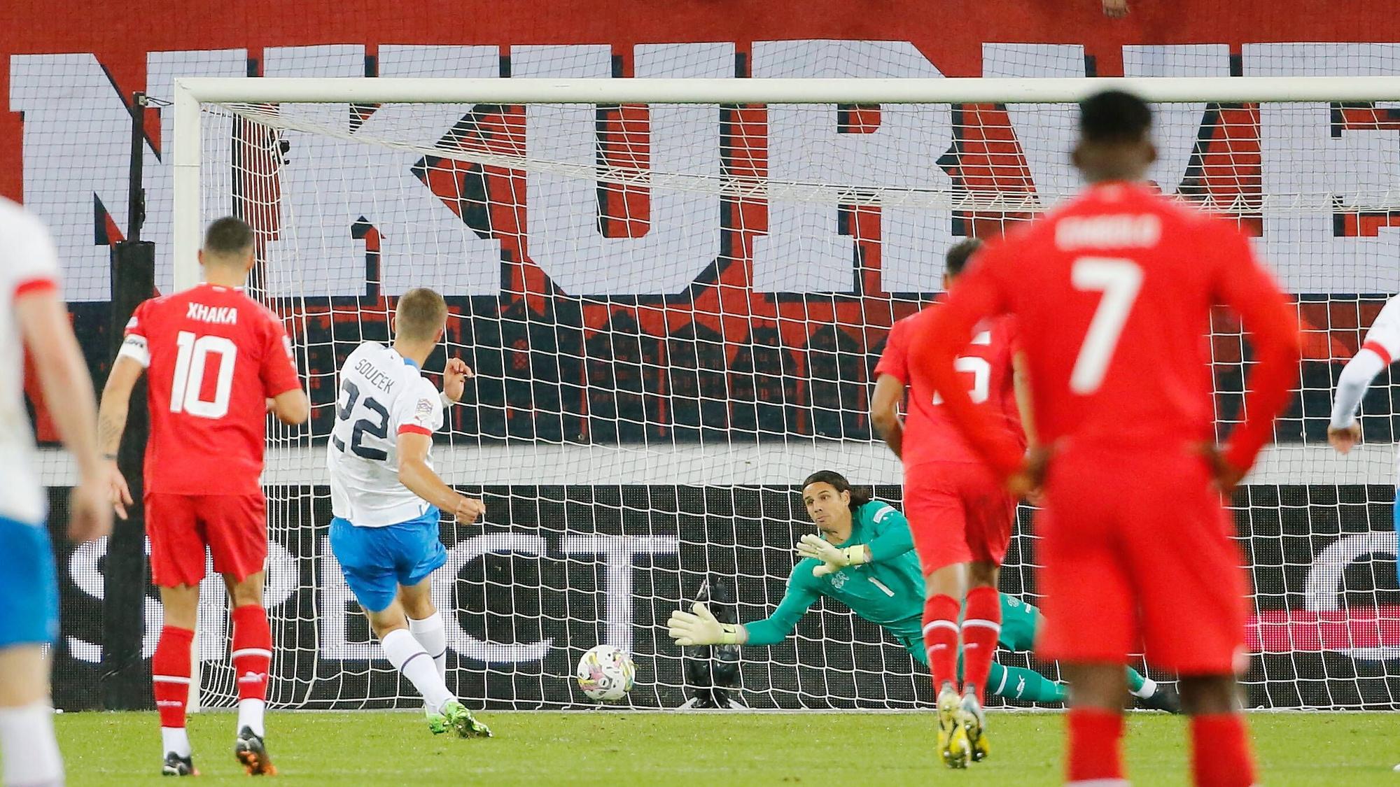 Yann Sommer, Keeper von Borussia Mönchengladbach und der Schweizer-Nationalmannschaft, am 27. September 2022 beim Nations-League-Spiel gegen Tschechien in St. Gallen beim Vereiteln des Elfmeters von Tomas Soucek.