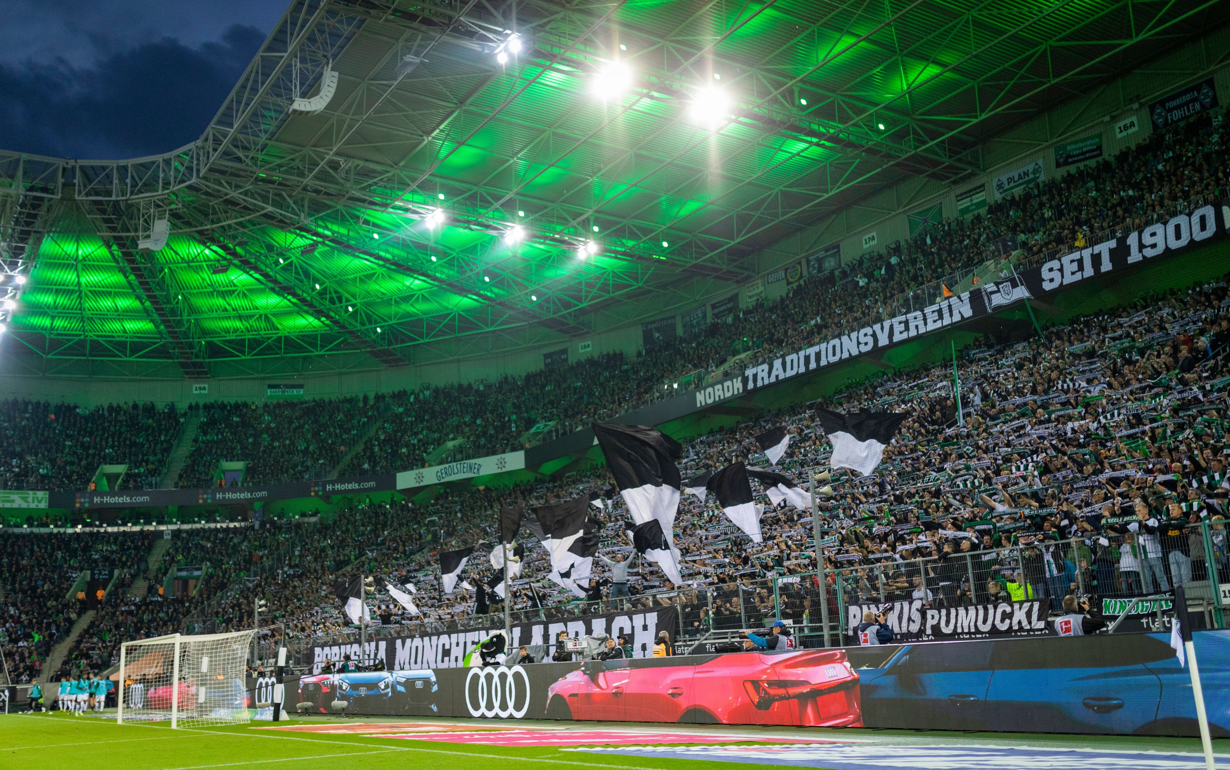 Fans von Fußball-Bundesligist Borussia Mönchengladbach, auf diesem Foto am 17. September 2022 im Borussia-Park zu sehen. Die Anhänger schwenken Fahnen.