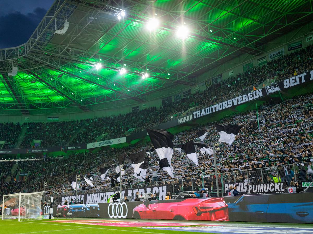 Fans von Fußball-Bundesligist Borussia Mönchengladbach, auf diesem Foto am 17. September 2022 im Borussia-Park zu sehen. Die Anhänger schwenken Fahnen.