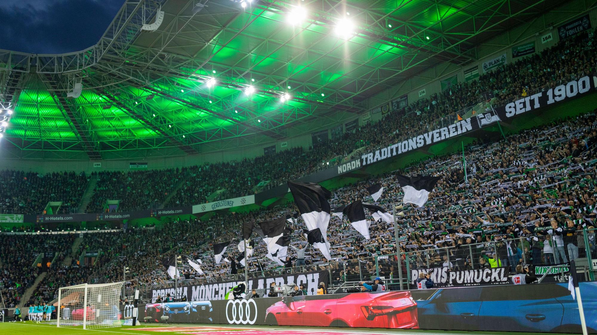 Fans von Fußball-Bundesligist Borussia Mönchengladbach, auf diesem Foto am 17. September 2022 im Borussia-Park zu sehen. Die Anhänger schwenken Fahnen.