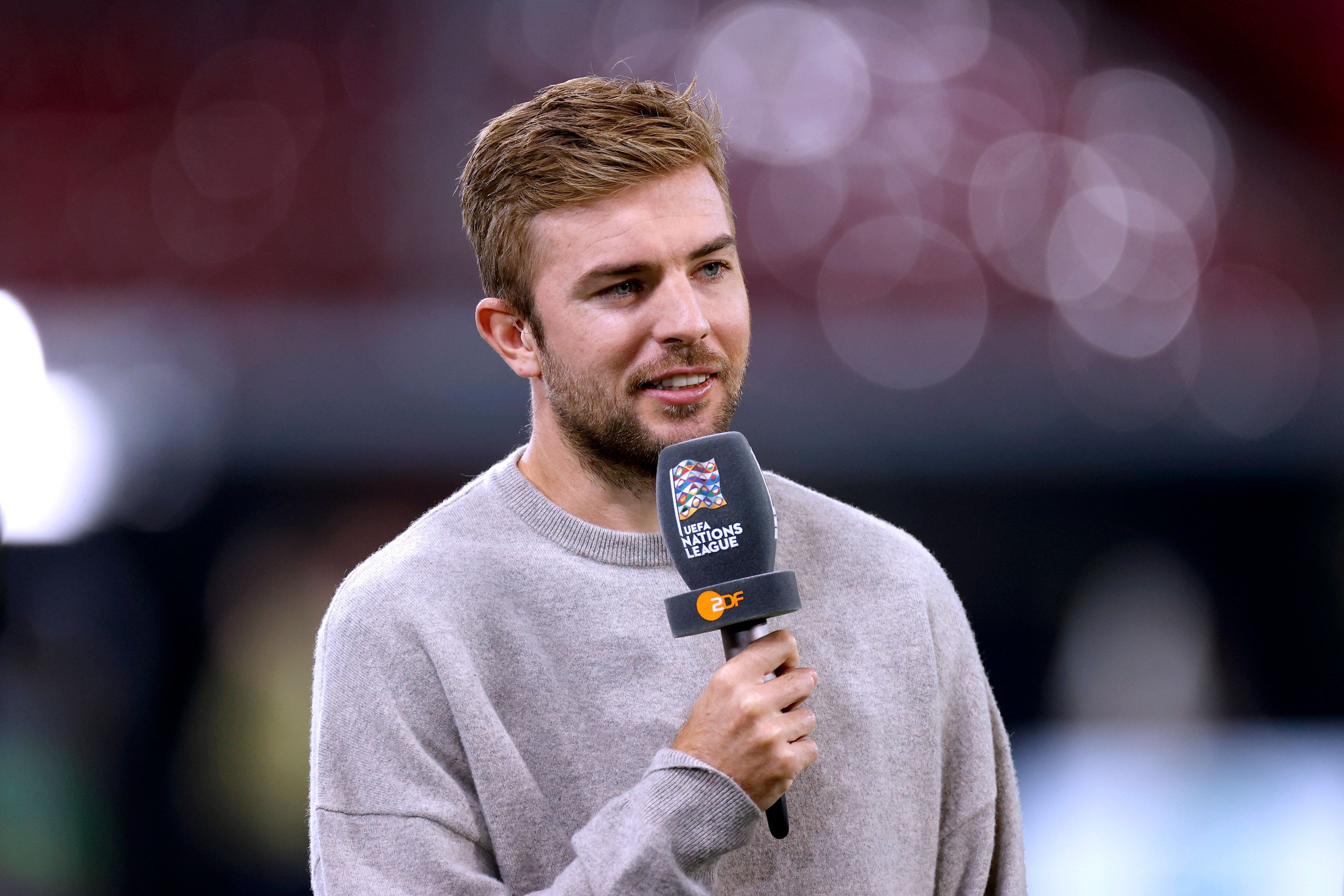Christoph Kramer spricht als TV-Experte mit dem ZDF-Mikrofon in der Hand