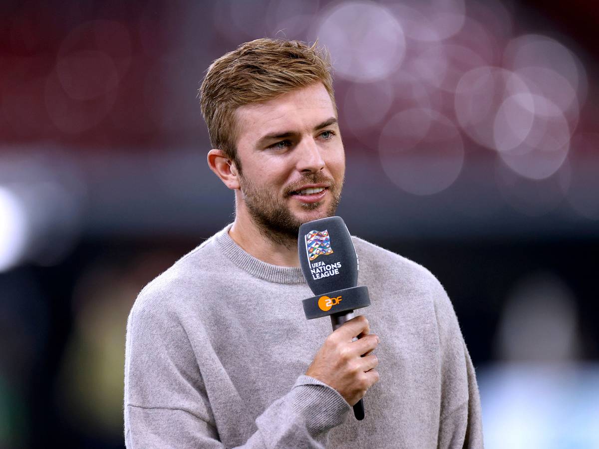 Christoph Kramer spricht als TV-Experte mit dem ZDF-Mikrofon in der Hand