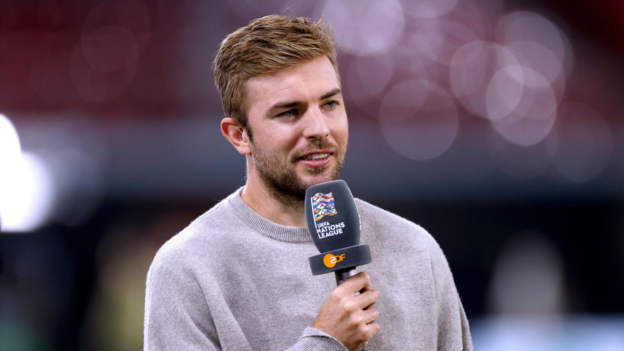 Christoph Kramer spricht als TV-Experte mit dem ZDF-Mikrofon in der Hand