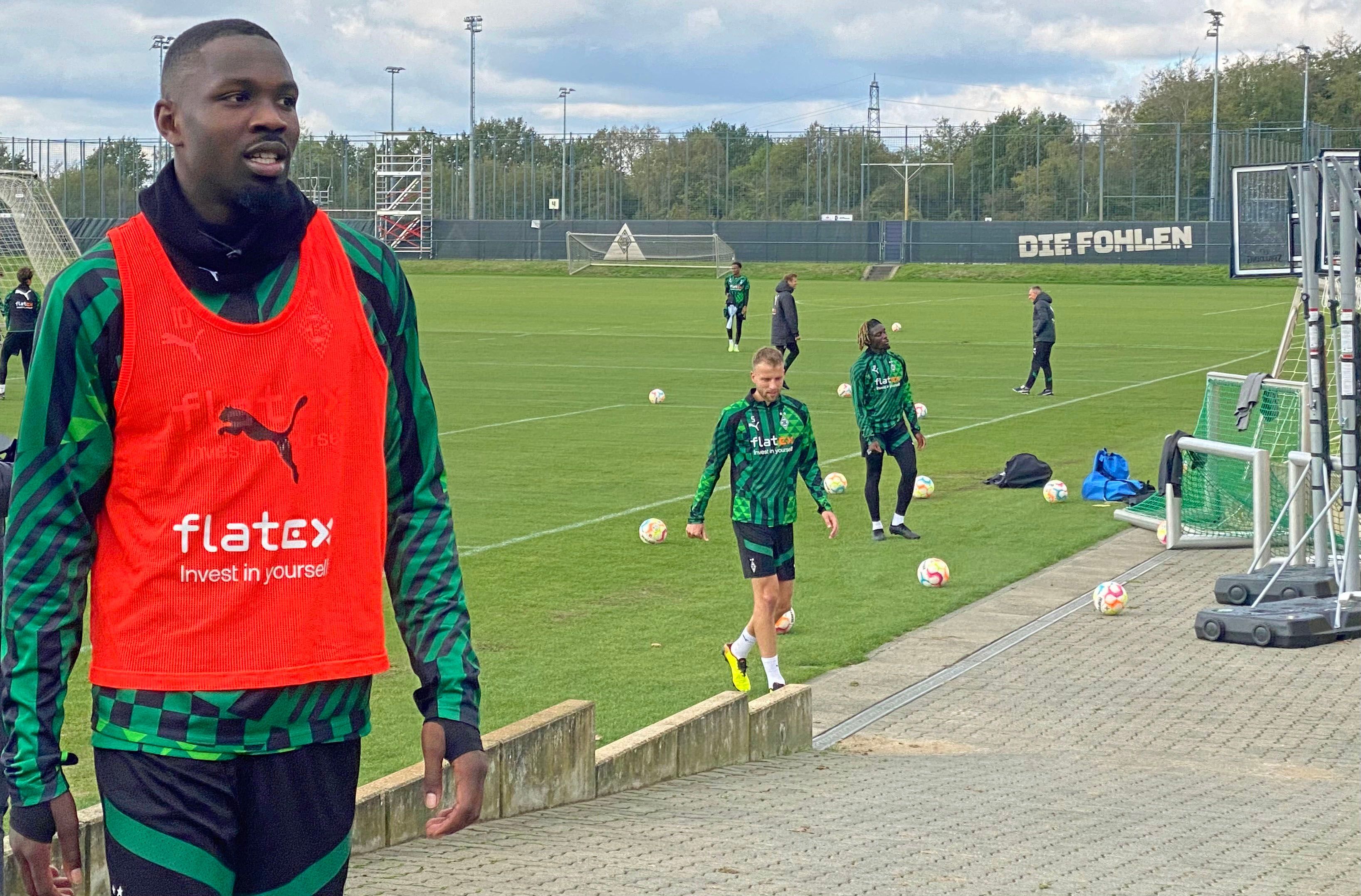 Gladbach-Stürmer Marcus Thuram hat am Mittwoch (28. September 2022) wieder mit der Mannschaft trainiert, auf diesem Foto ist er nach der Einheit im Borussia-Park zu sehen. Thuram trägt ein Trainingsleibchen.
