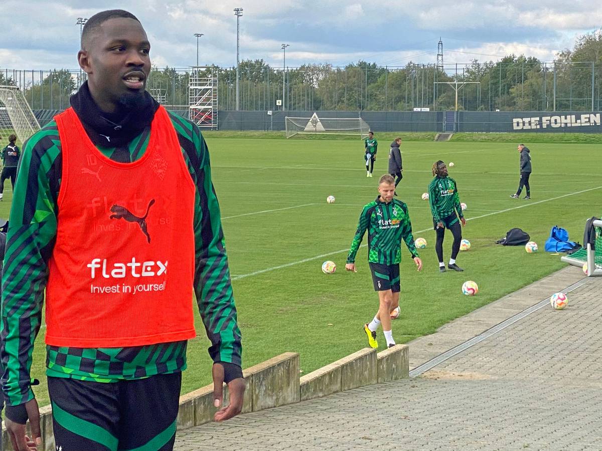 Gladbach-Stürmer Marcus Thuram hat am Mittwoch (28. September 2022) wieder mit der Mannschaft trainiert, auf diesem Foto ist er nach der Einheit im Borussia-Park zu sehen. Thuram trägt ein Trainingsleibchen.