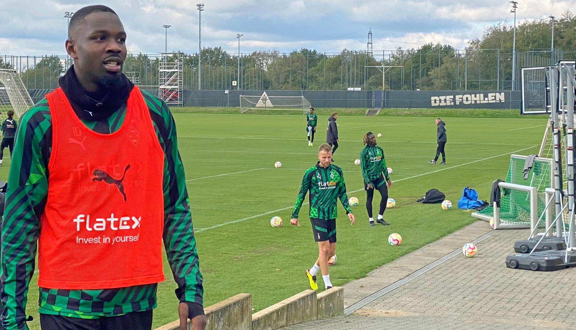 Gladbach-Stürmer Marcus Thuram hat am Mittwoch (28. September 2022) wieder mit der Mannschaft trainiert, auf diesem Foto ist er nach der Einheit im Borussia-Park zu sehen. Thuram trägt ein Trainingsleibchen.