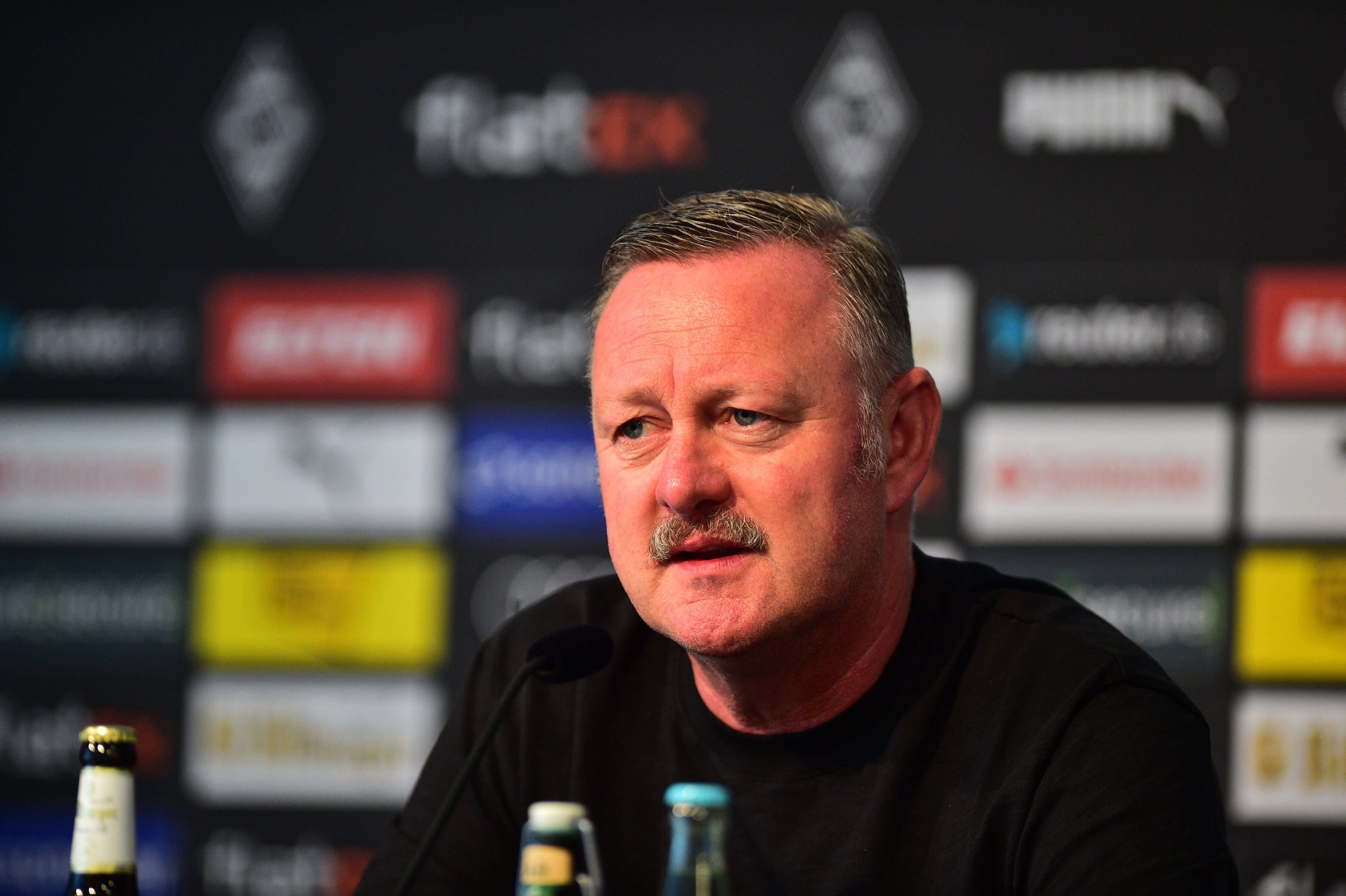 Roland Virkus, Sportdirektor von Fußball-Bundesligist Borussia Mönchengladbach. Auf diesem Foto ist der 55-Jährige am 29. September 2022 im Borussia-Park zu sehen. Virkus spricht ins Mikrofon und blickt nach vorne.