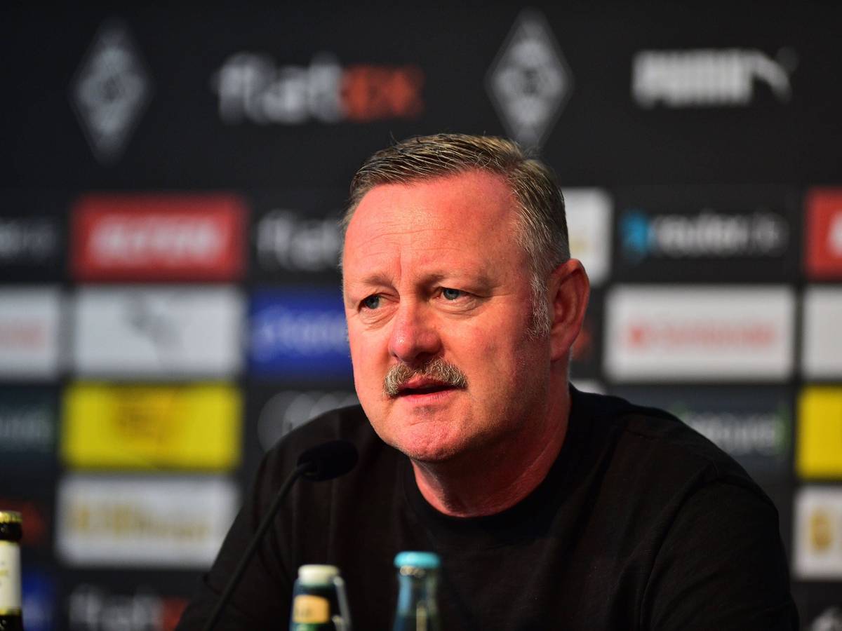 Roland Virkus, Sportdirektor von Fußball-Bundesligist Borussia Mönchengladbach. Auf diesem Foto ist der 55-Jährige am 29. September 2022 im Borussia-Park zu sehen. Virkus spricht ins Mikrofon und blickt nach vorne.