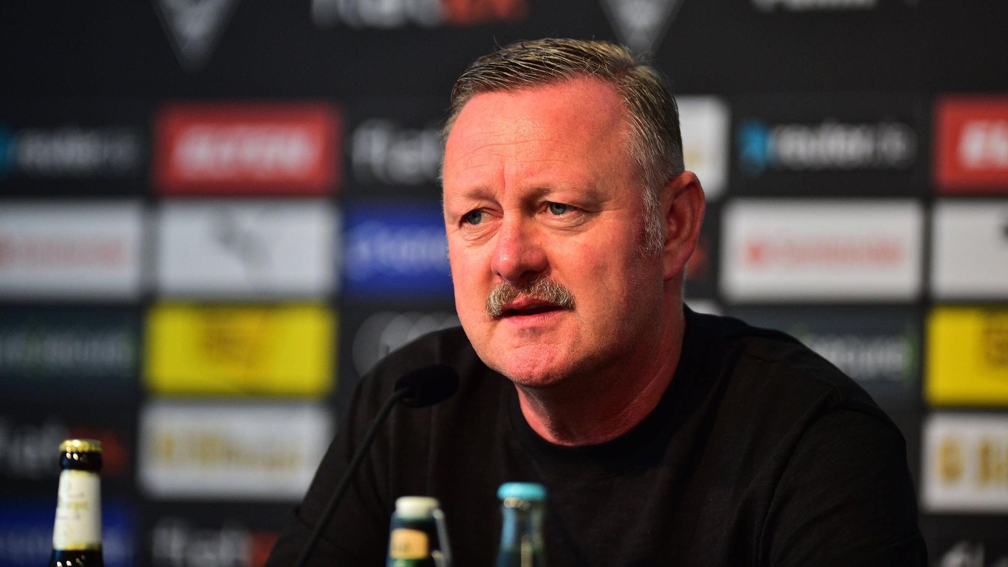 Roland Virkus, Sportdirektor von Fußball-Bundesligist Borussia Mönchengladbach. Auf diesem Foto ist der 55-Jährige am 29. September 2022 im Borussia-Park zu sehen. Virkus spricht ins Mikrofon und blickt nach vorne.