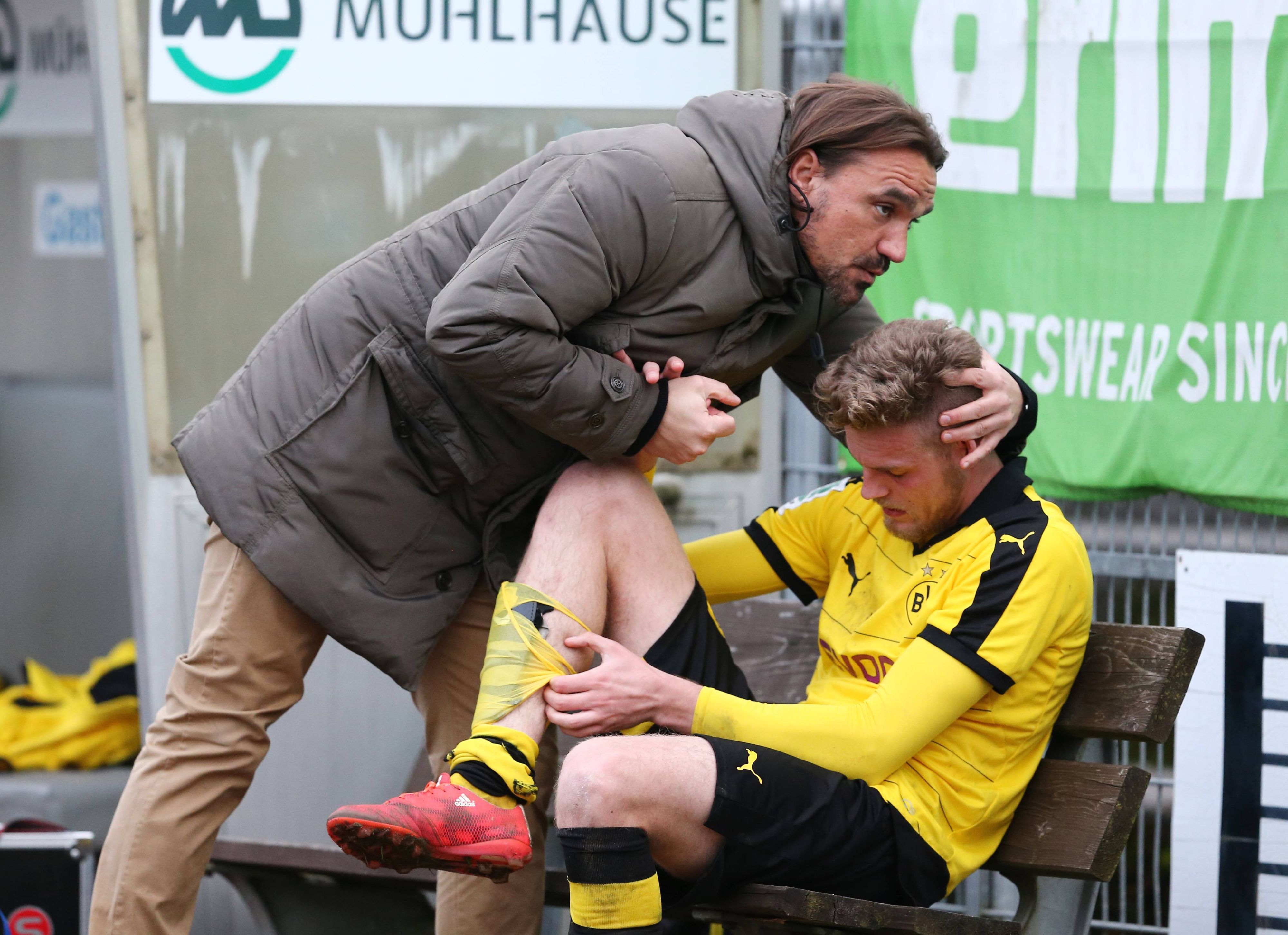 Daniel Farke, heutiger Trainer von Borussia Mönchengladbach, und Marvin Ducksch, heutiger Stürmer bei Werder Bremen, kennen sich noch aus der gemeinsamen Zeit bei Borussia Dortmund. Das Foto zeigt beide am 13. April 2016 beim Auswärtsspiel der U23 in Velbert.