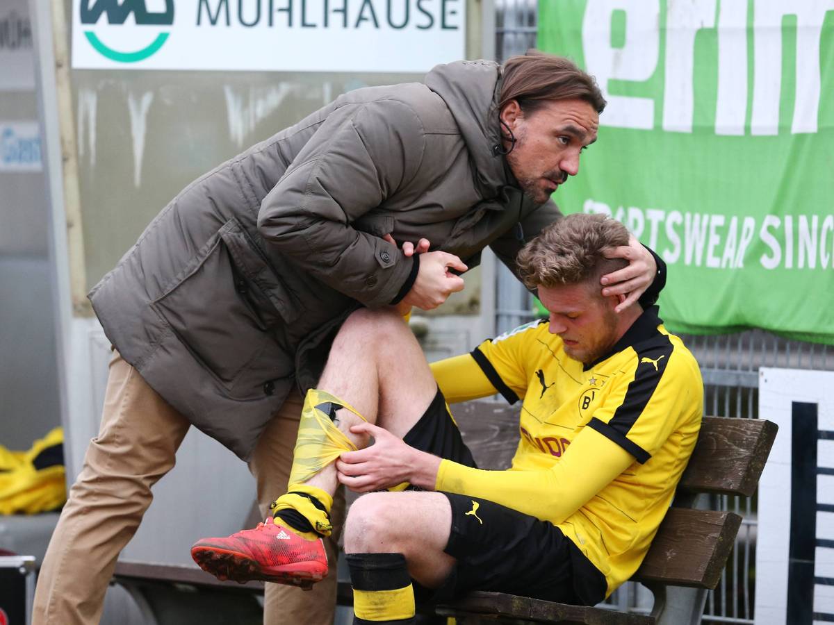 Daniel Farke, heutiger Trainer von Borussia Mönchengladbach, und Marvin Ducksch, heutiger Stürmer bei Werder Bremen, kennen sich noch aus der gemeinsamen Zeit bei Borussia Dortmund. Das Foto zeigt beide am 13. April 2016 beim Auswärtsspiel der U23 in Velbert.
