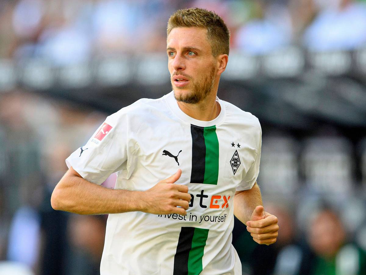 Patrick Herrmann, Profi bei Fußball-Bundesligist Borussia Mönchengladbach. Auf diesem Foto ist der Offensivspieler am 6. August 2022 im Liga-Duell gegen die TSG Hoffenheim zu sehen. Herrmann blickt auf dem Spielfeld zur Seite.