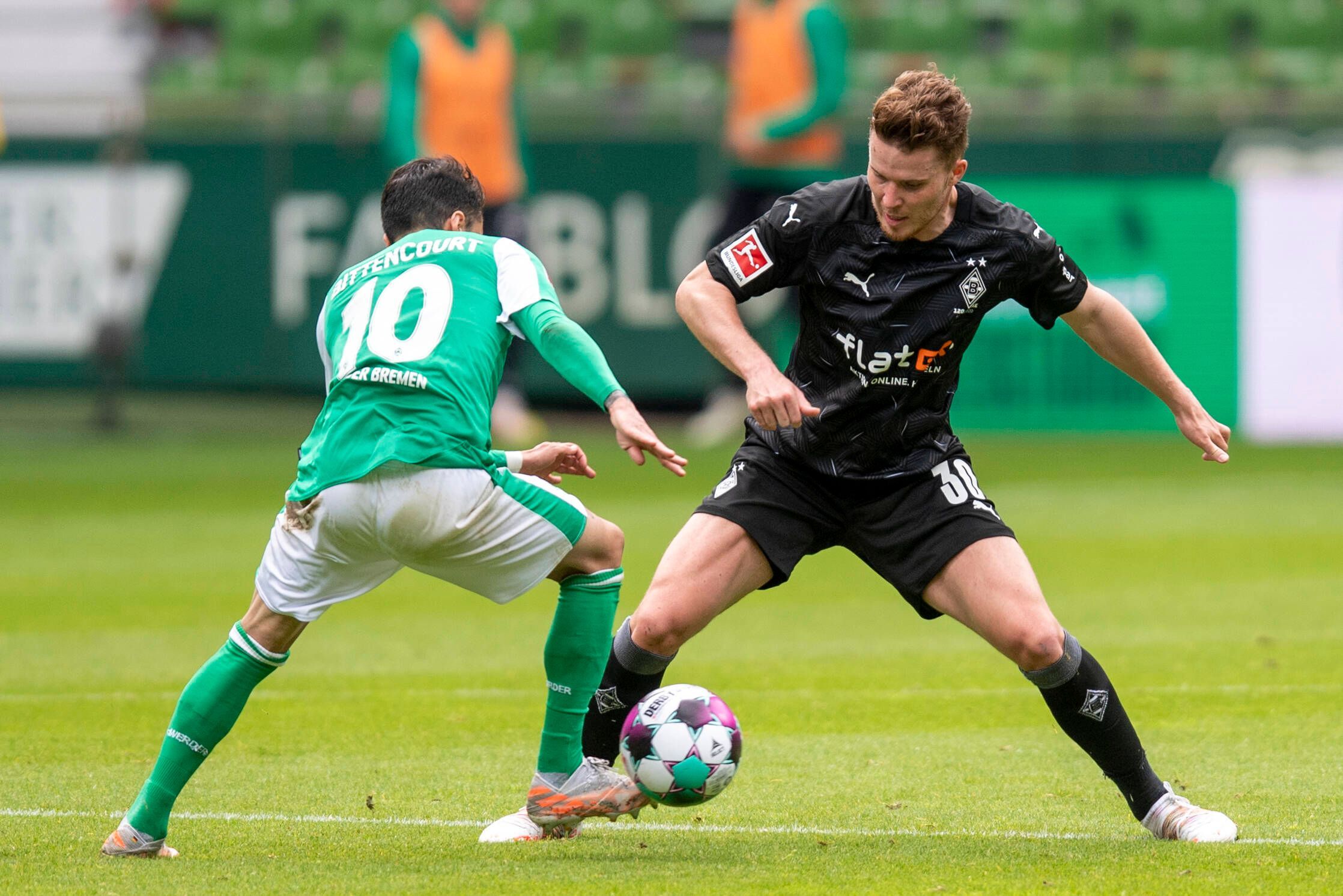 Bremens Leonardo Bittencourt (l.) beim Zweikampf mit Gladbachs Nico Elvedi (r.) beim letzten Aufeinandertreffen der beiden Teams am 22. Mai 2021.