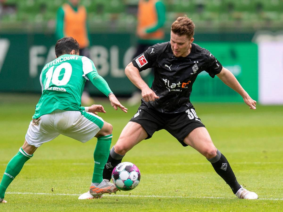 Bremens Leonardo Bittencourt (l.) beim Zweikampf mit Gladbachs Nico Elvedi (r.) beim letzten Aufeinandertreffen der beiden Teams am 22. Mai 2021.