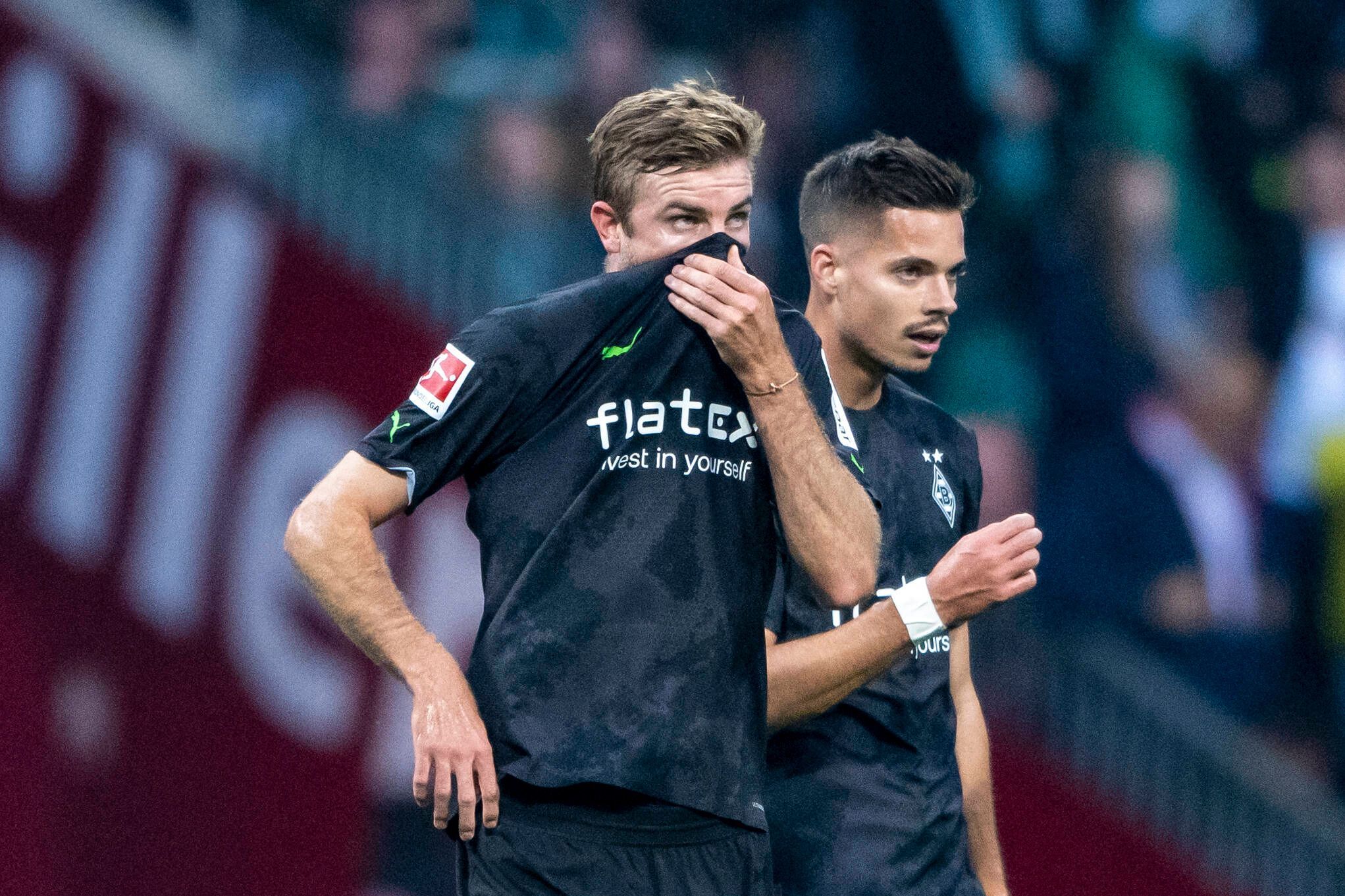 Borussia Mönchengladbach tritt am Samstag (1. Oktober 2022) bei Werder Bremen zum Bundesliga-Topspiel an. Das Foto zeigt Christoph Kramer und Julian Weigl nach dem fünften Werder Tor mit geschocktem Gesichtsausdruck.