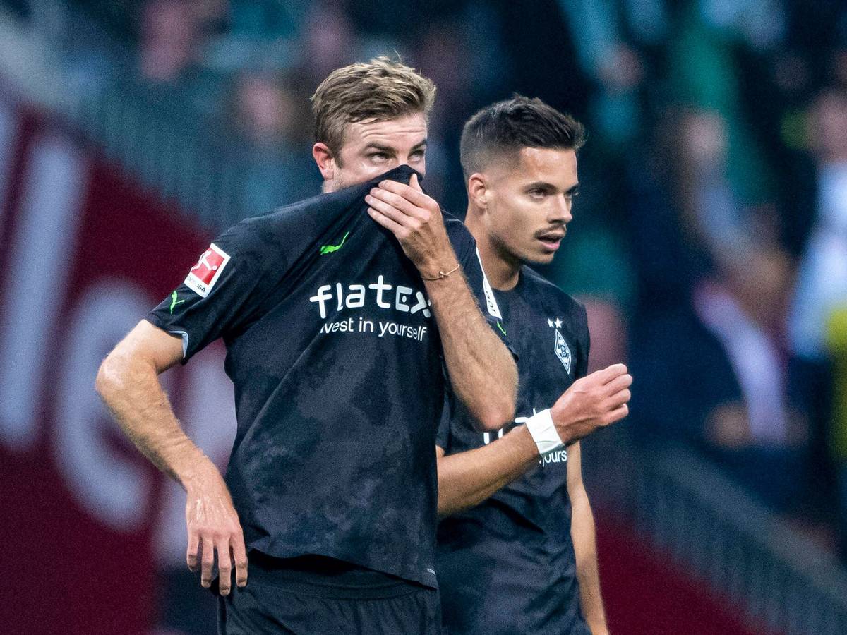 Borussia Mönchengladbach tritt am Samstag (1. Oktober 2022) bei Werder Bremen zum Bundesliga-Topspiel an. Das Foto zeigt Christoph Kramer und Julian Weigl nach dem fünften Werder Tor mit geschocktem Gesichtsausdruck.