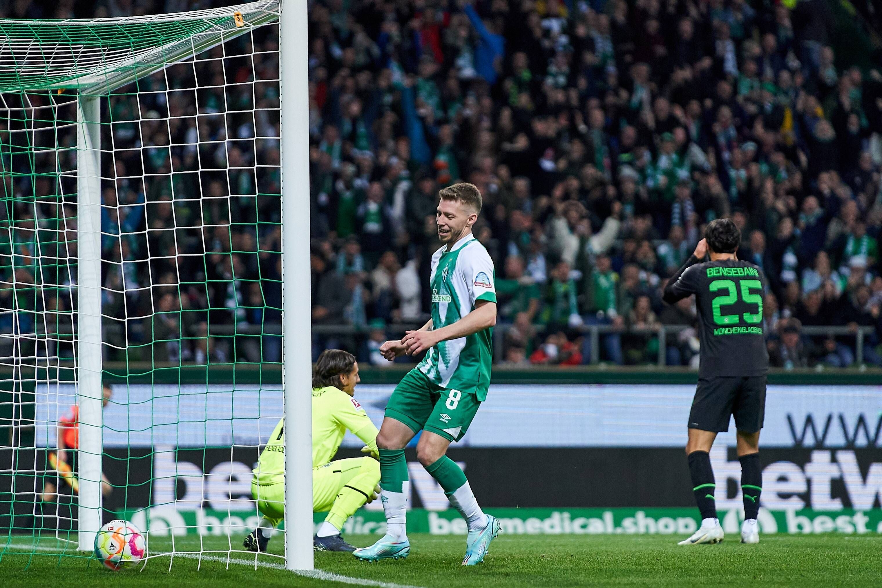 Borussia Mönchengladbach erlebte am Samstag (1. Oktober 2022) einen gebrauchten Abend. Das Bundesliga-Spiel bei Werder Bremen verlor die Elf von Trainer Daniel Farke mit 1:5. Das Foto zeigt den Bremer Mitchell Weiser, der sich über ein Tor freut, derweil verzeifeln Sommer und Bensebaini. Sommer hockt auf dem Spielfeld